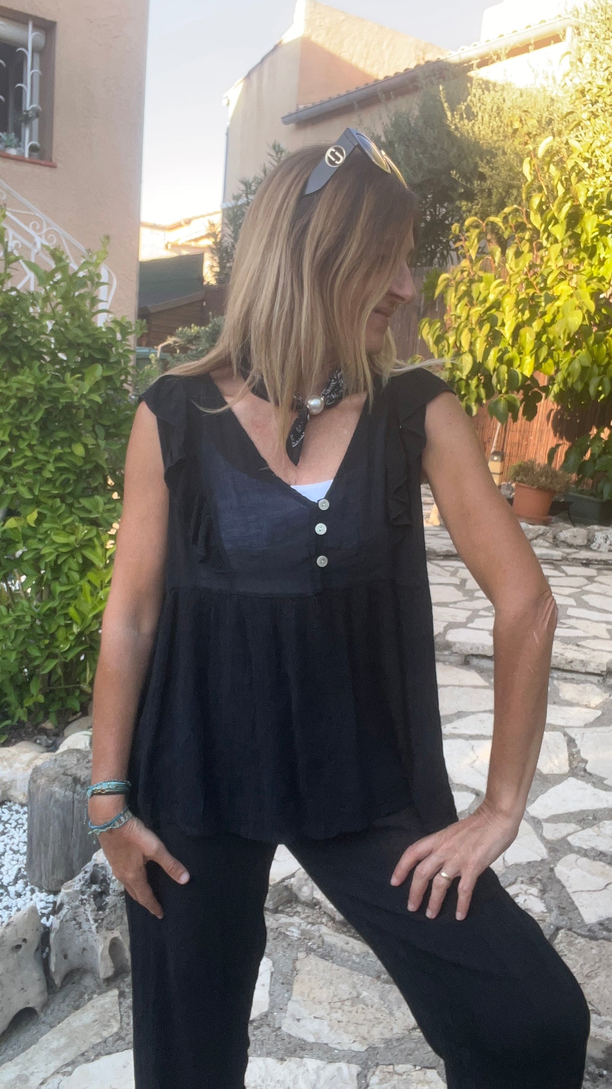 BLOUSE SANS MANCHES NOIRE