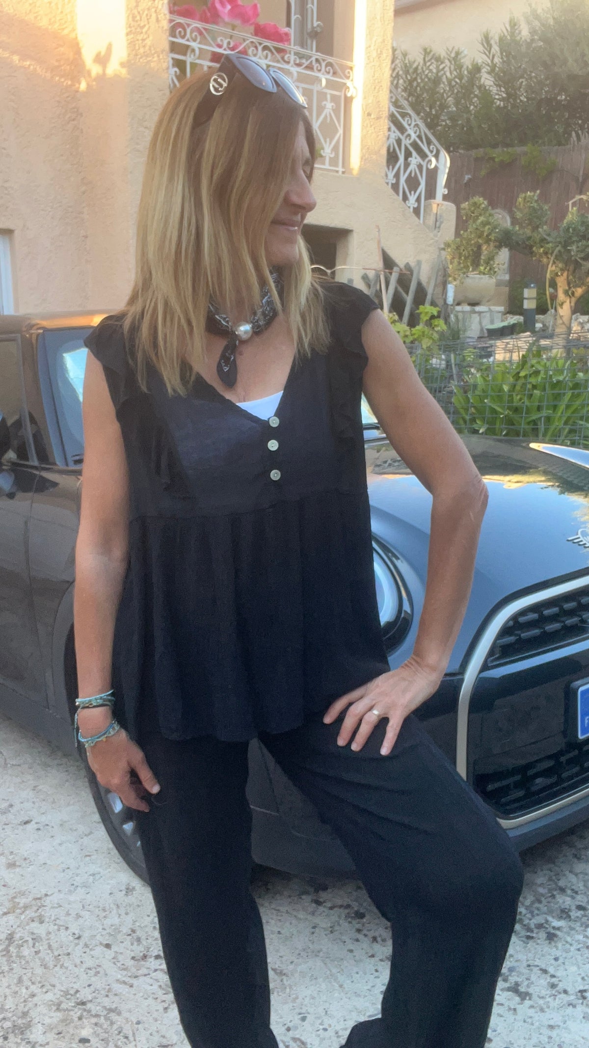 BLOUSE SANS MANCHES NOIRE