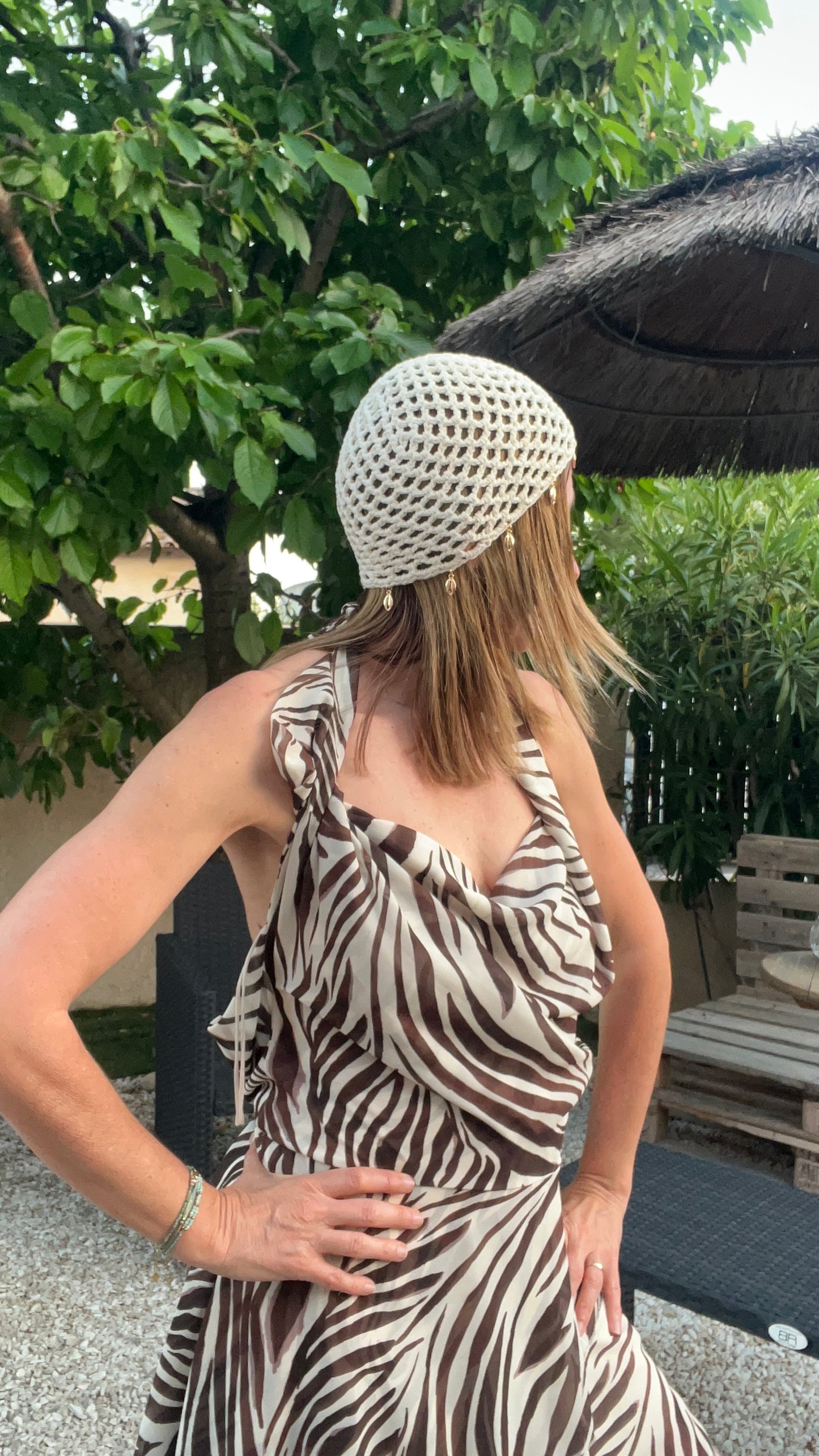 BONNET BEIGE AU CROCHET & CHARMS COQUILLAGE DORES