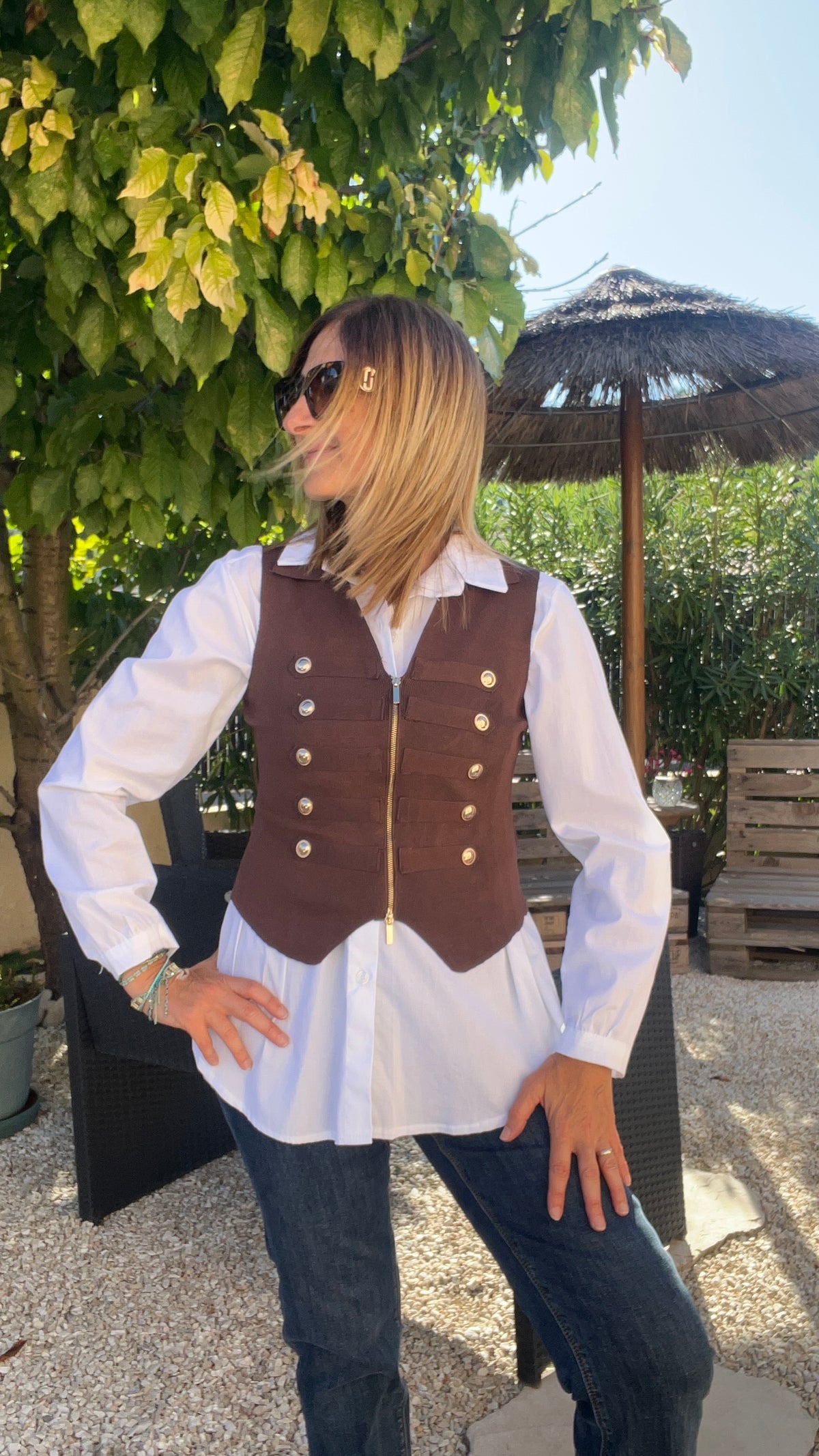 GILET SANS MANCHES CHOCOLAT BOUTONS DORÉS