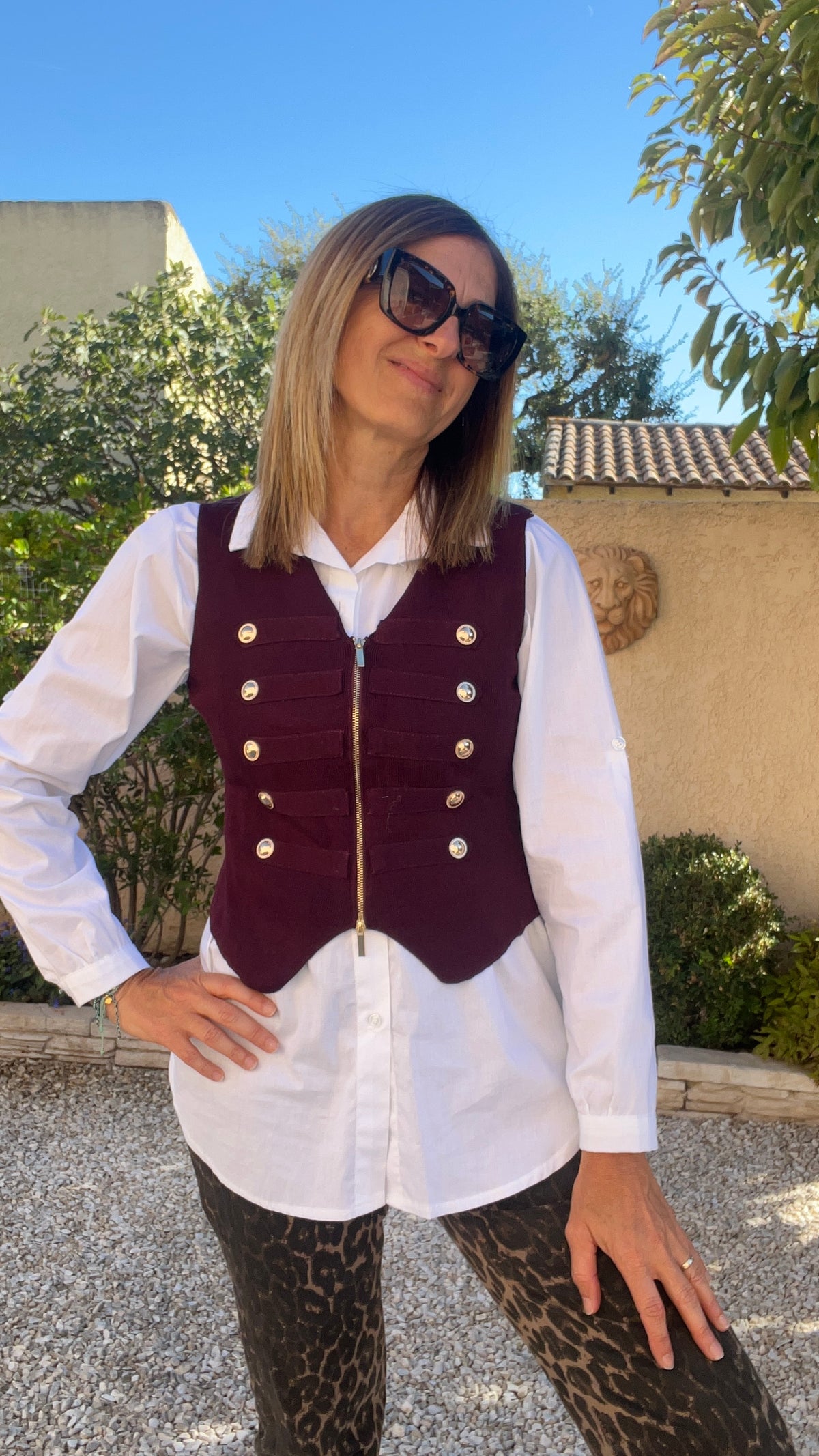 GILET BORDEAUX SANS MANCHES BOUTONS DORÉS