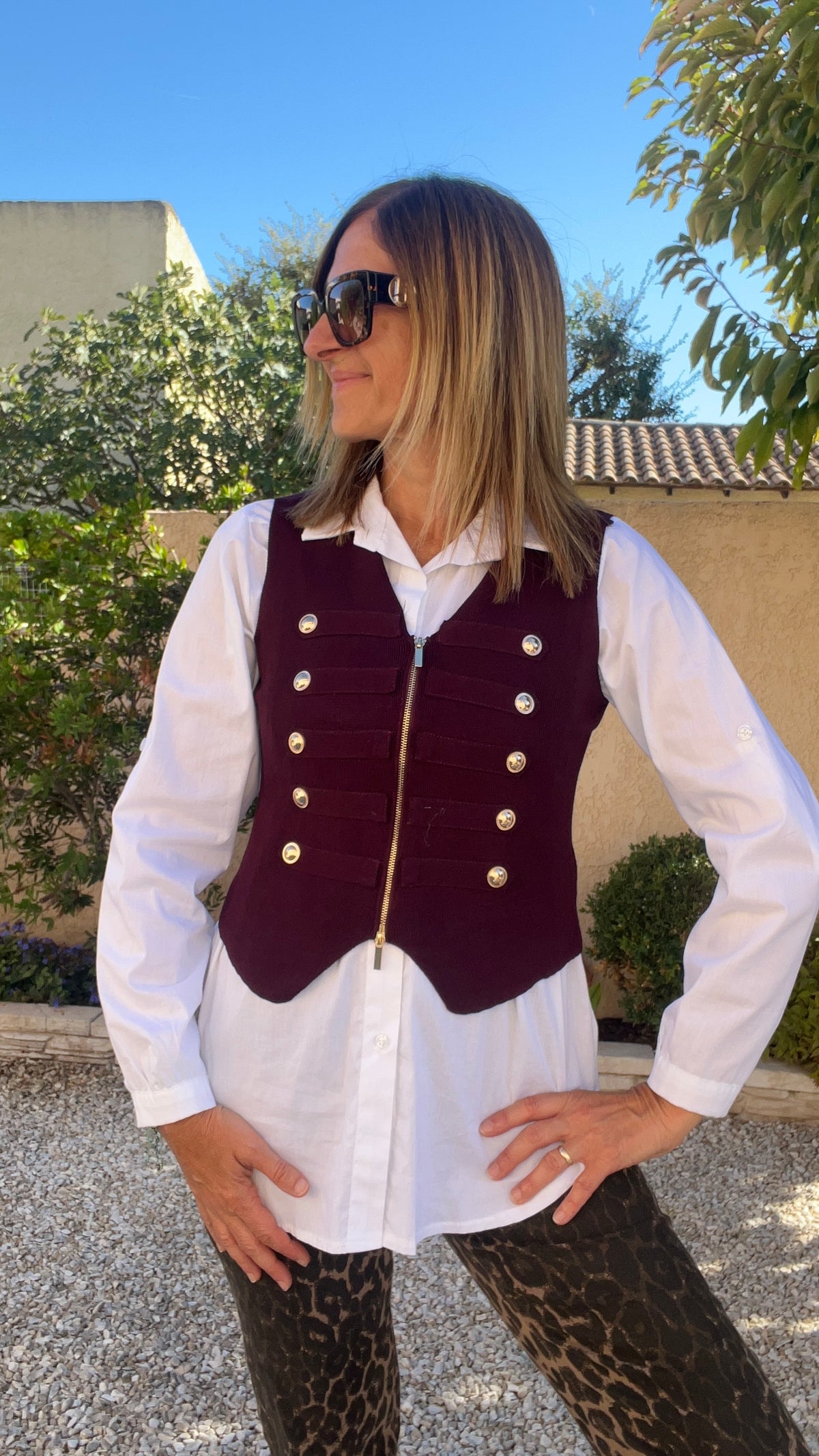 GILET BORDEAUX SANS MANCHES BOUTONS DORÉS