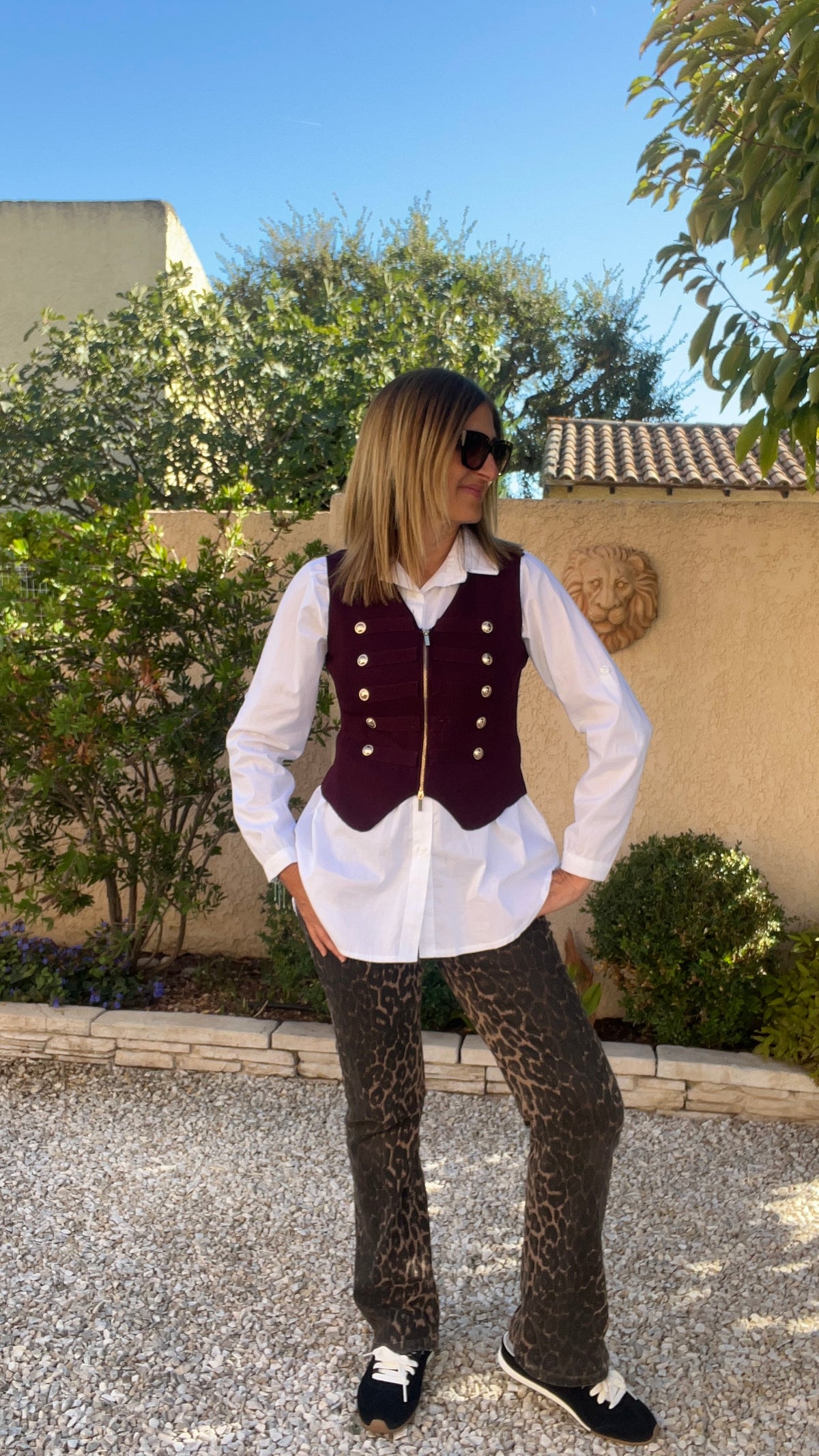 GILET BORDEAUX SANS MANCHES BOUTONS DORÉS