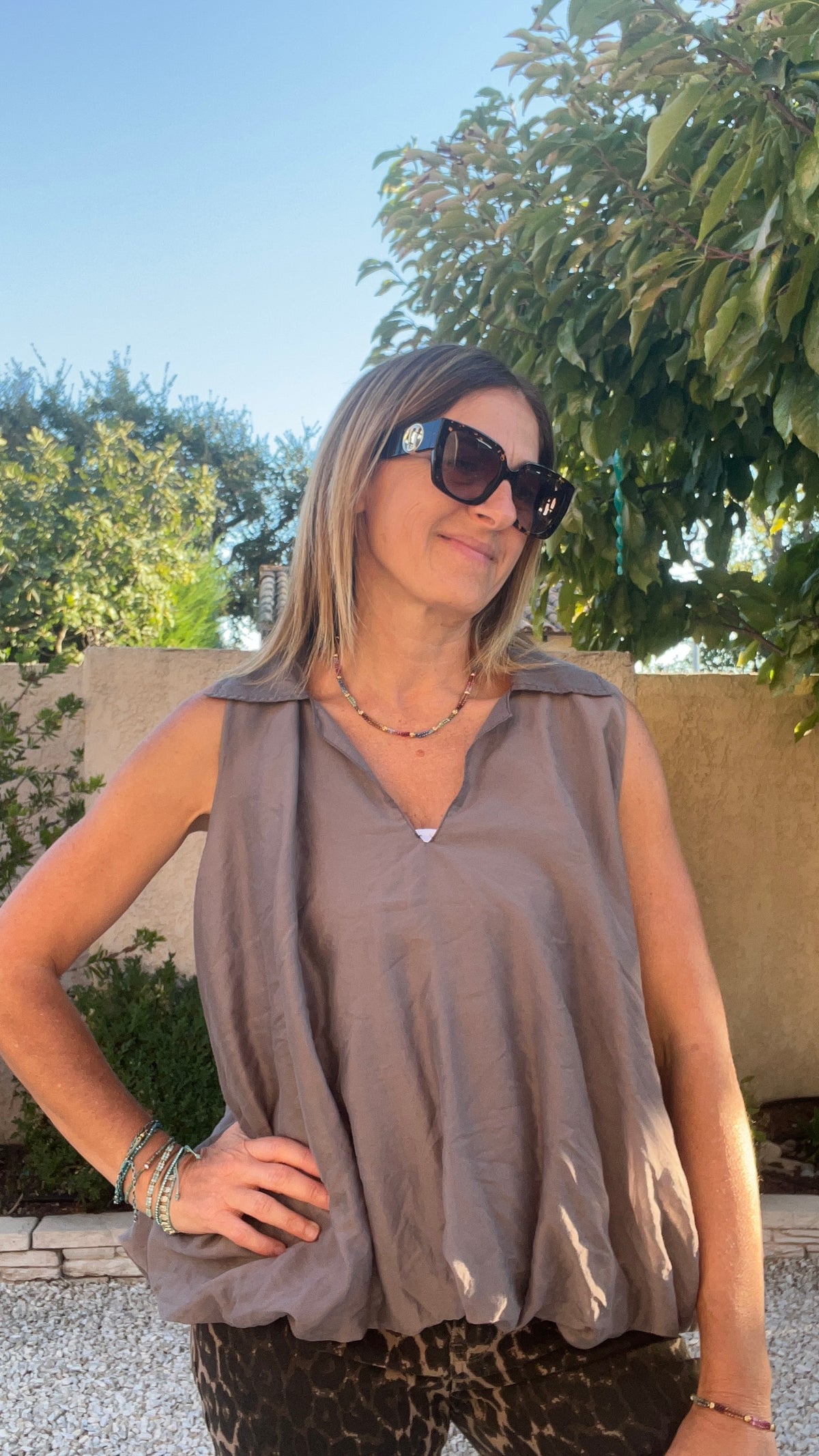 BLOUSE CHOCOLAT SANS MANCHES