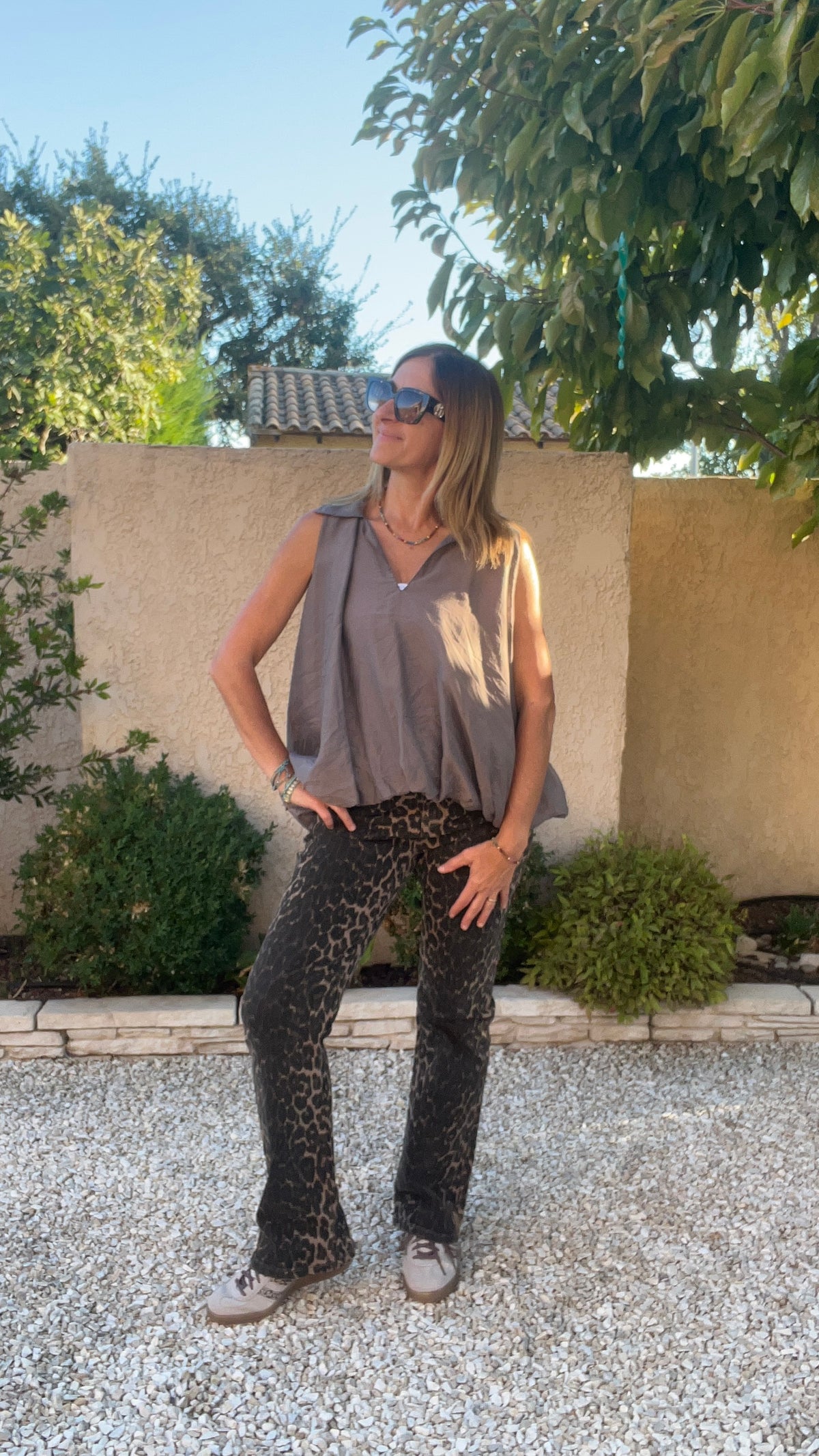 BLOUSE CHOCOLAT SANS MANCHES