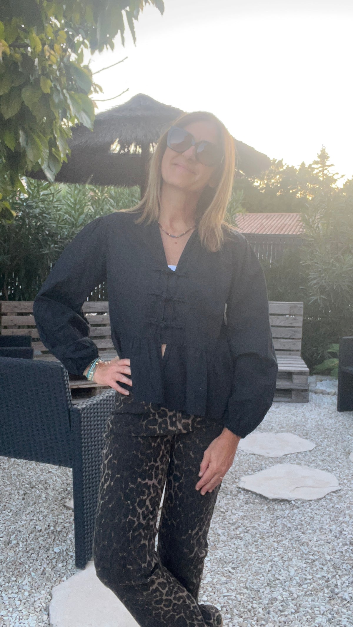 BLOUSE NOIRE AVEC FERMETURE BRANDEBOURG