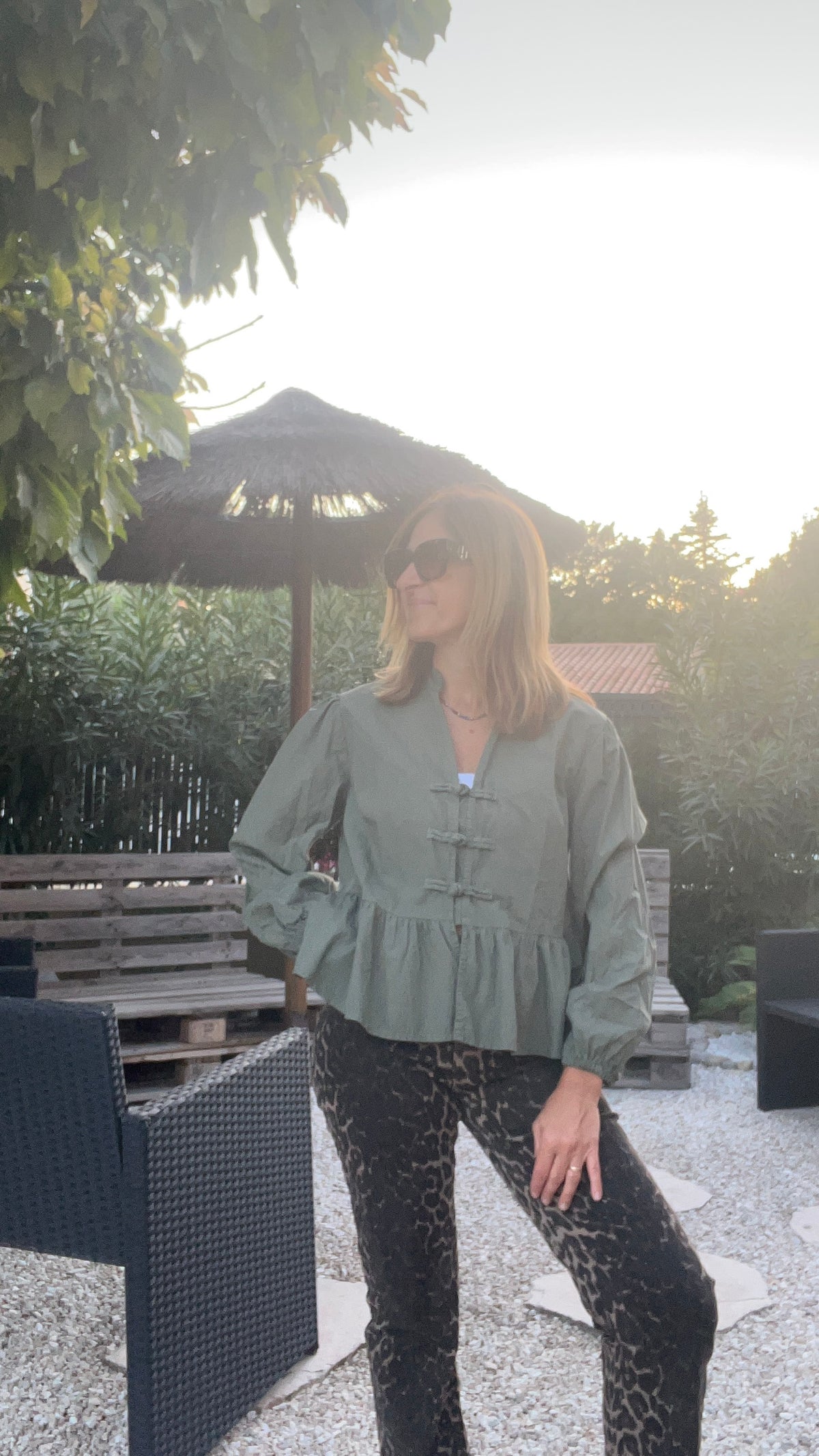 BLOUSE KAKI AVEC FERMETURE BRANDEBOURG