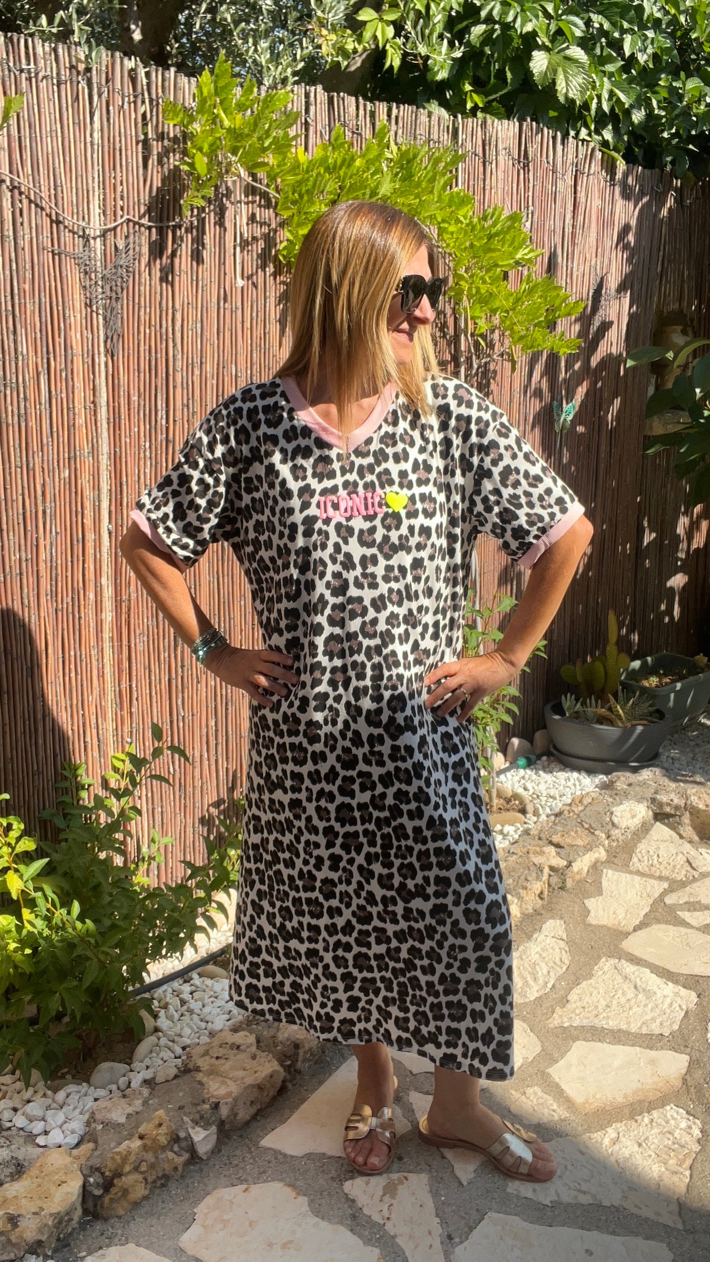 ROBE LONGUE TEE SHIRT LEOPARD BLANC/NOIR/ROSE " RESTA/ICONIC