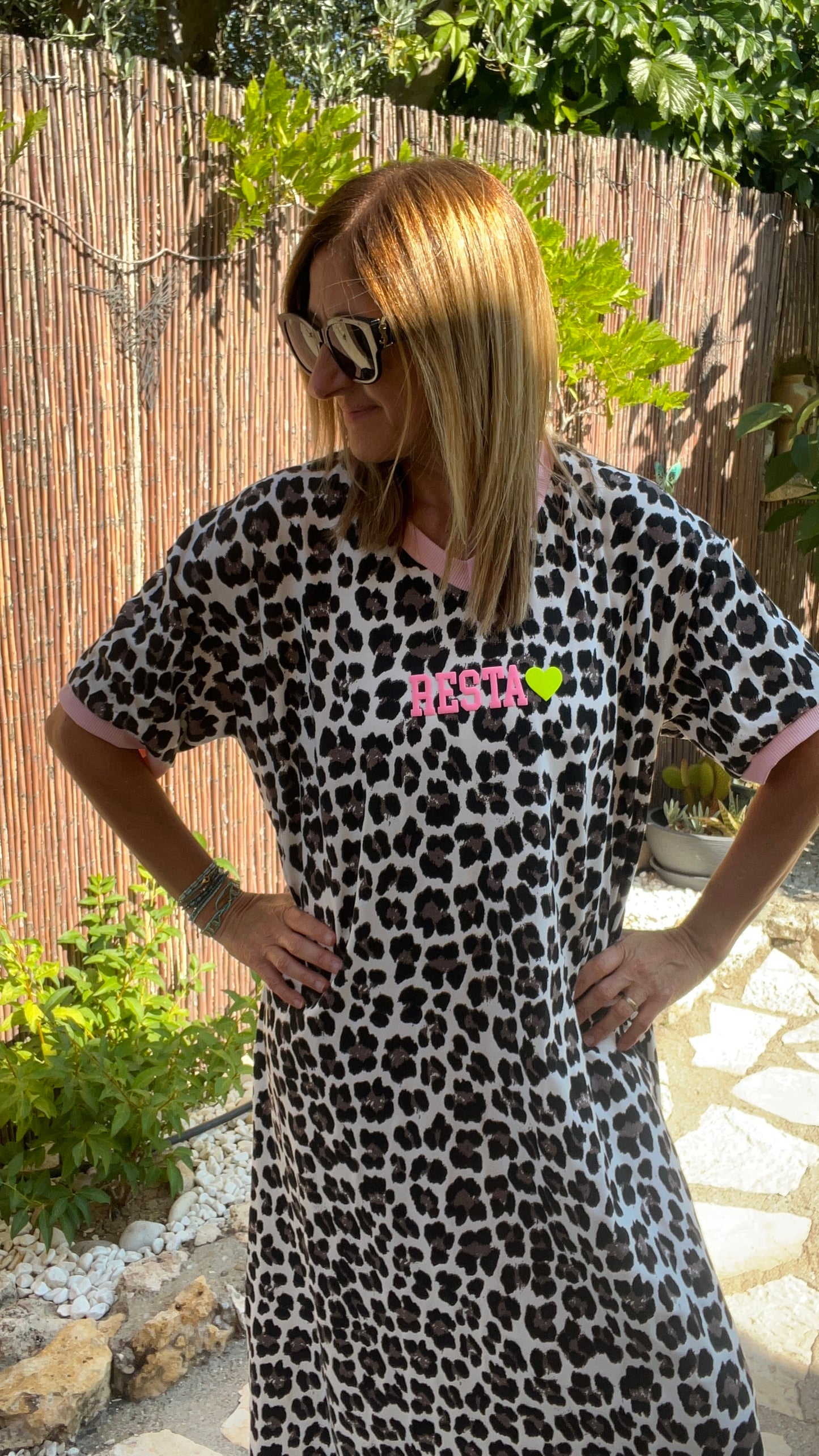 ROBE LONGUE TEE SHIRT LEOPARD BLANC/NOIR/ROSE " RESTA/ICONIC