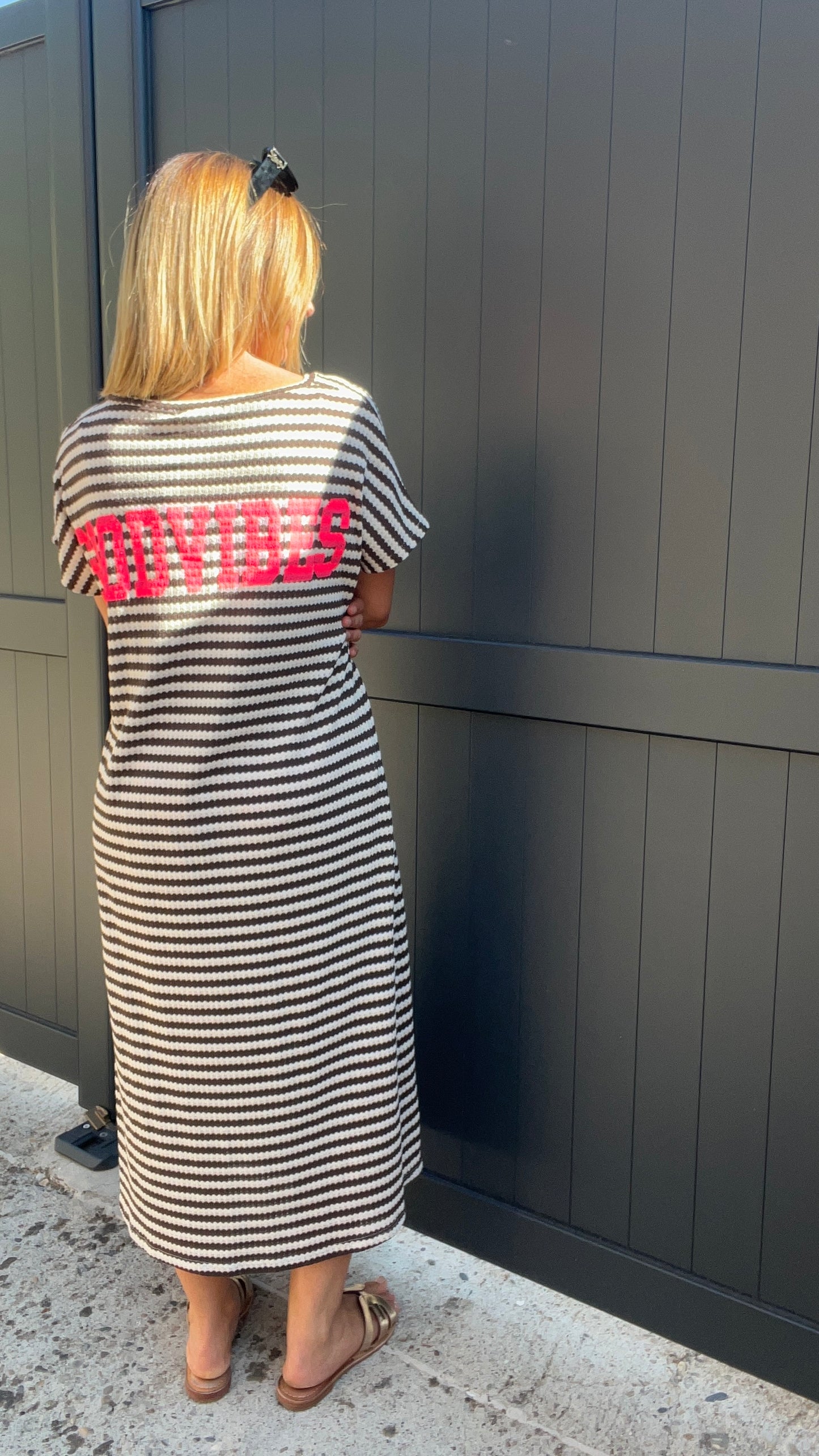 ROBE TEE SHIRT RAYEE CHOCOLAT/BEIGE "GOOD VIBES"