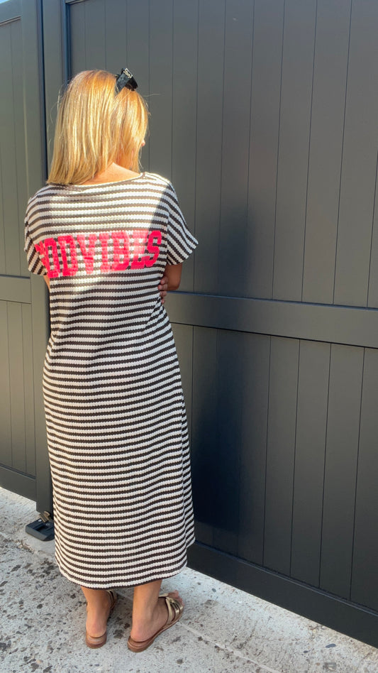 ROBE TEE SHIRT RAYEE CHOCOLAT/BEIGE "GOOD VIBES"