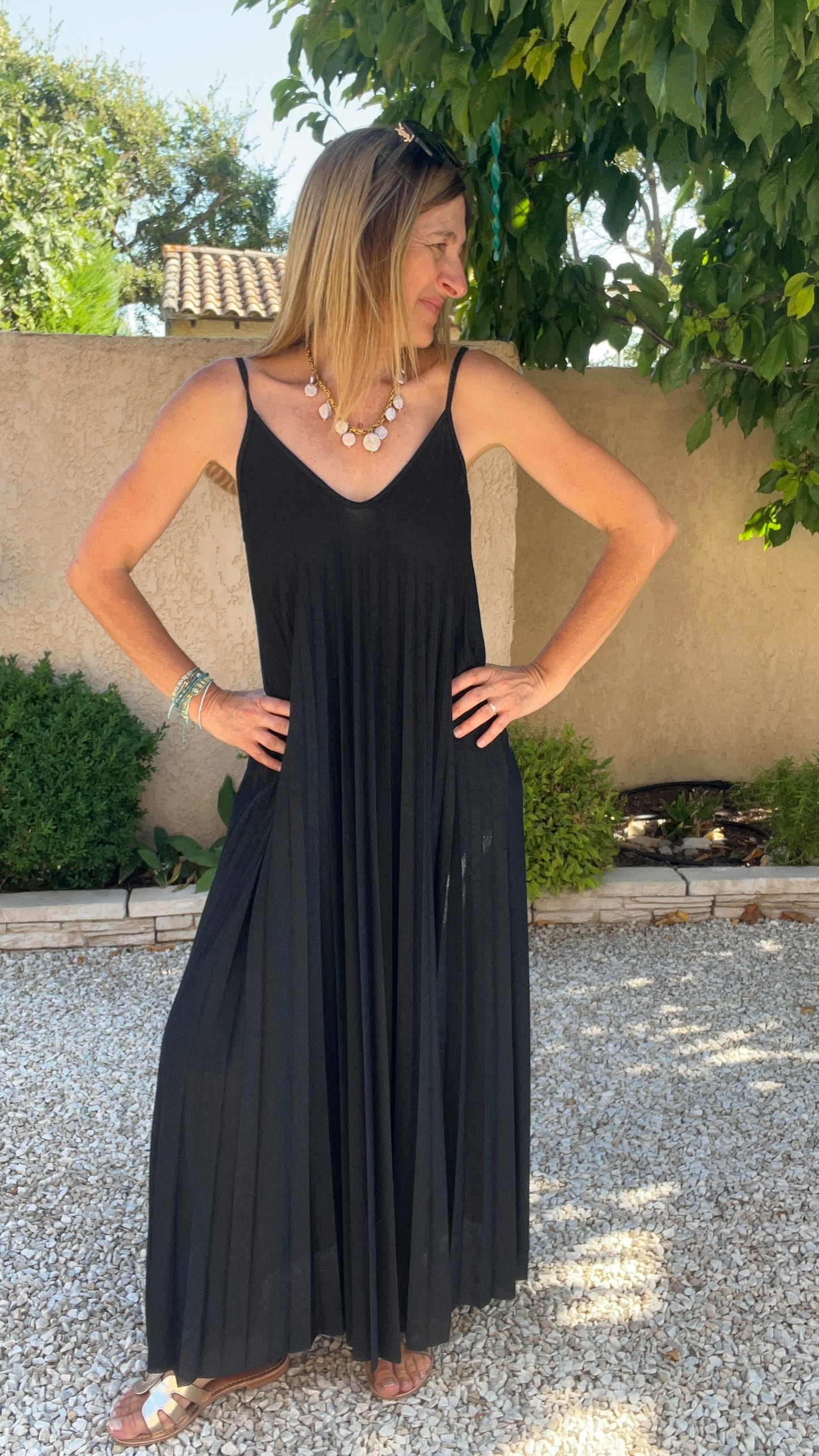ROBE NOIRE PAILLETEE PLISSEE FINES BRETELLES "LUMINEUSE"