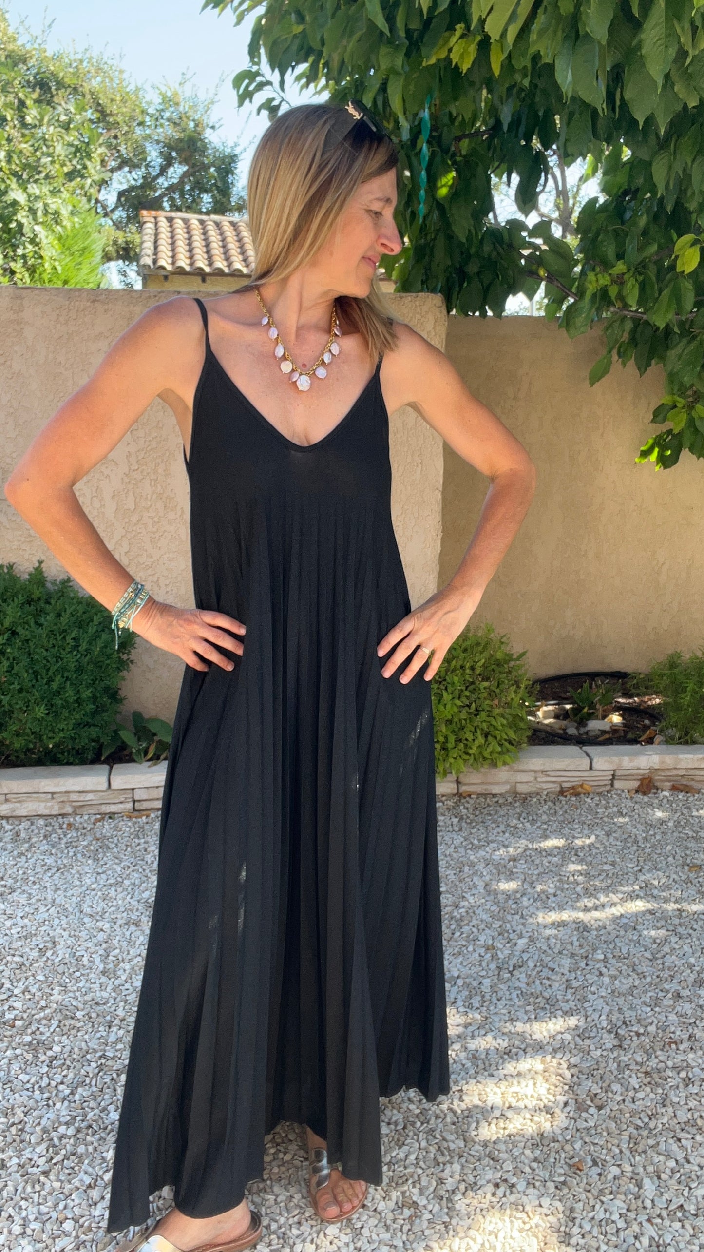 ROBE NOIRE PAILLETEE PLISSEE FINES BRETELLES "LUMINEUSE"