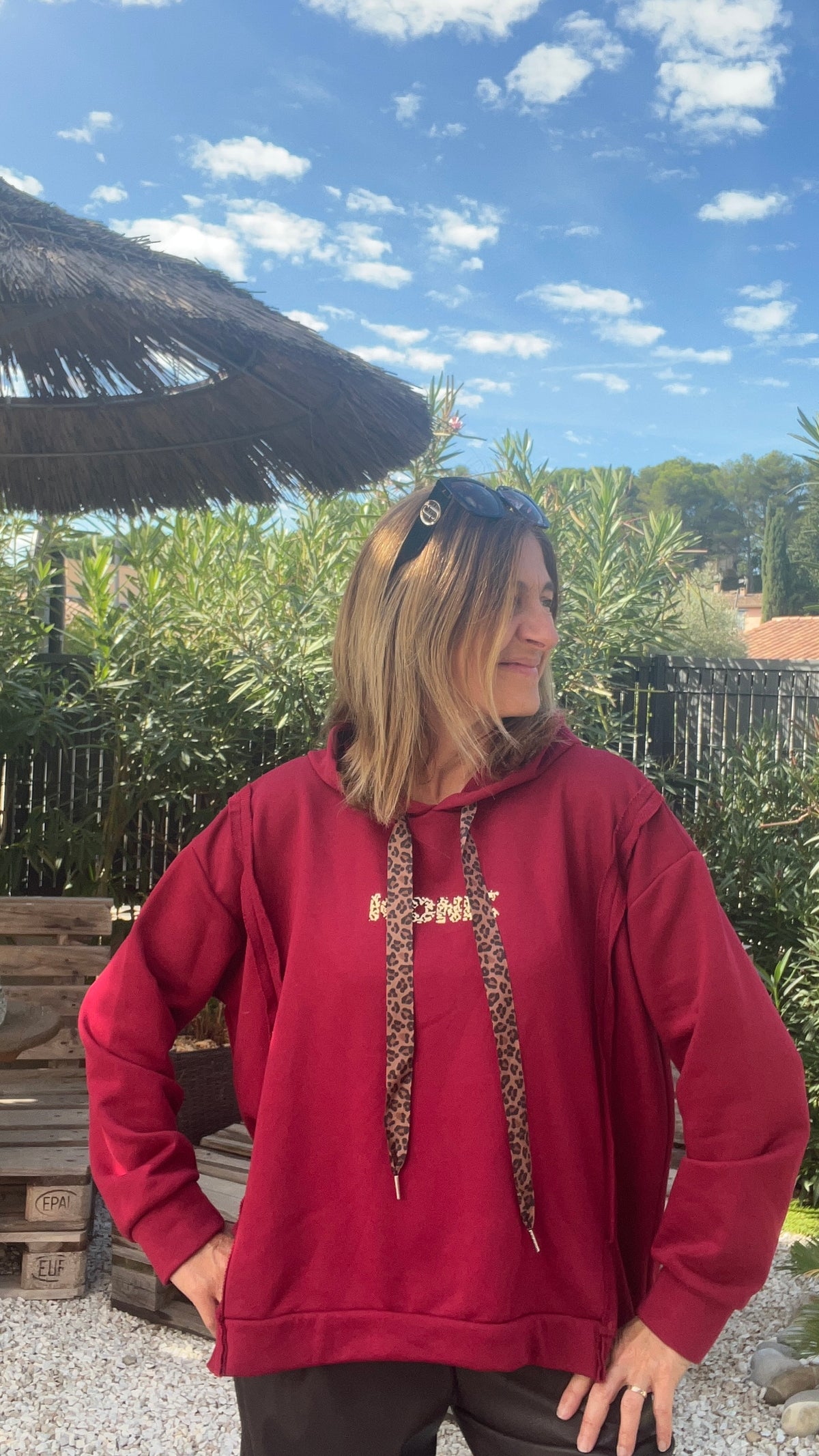 SWEAT A CAPUCHE ROUGE CERISE "ICONIC"