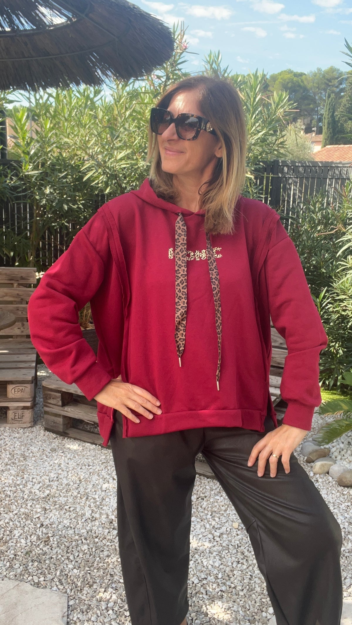 SWEAT A CAPUCHE ROUGE CERISE "ICONIC"
