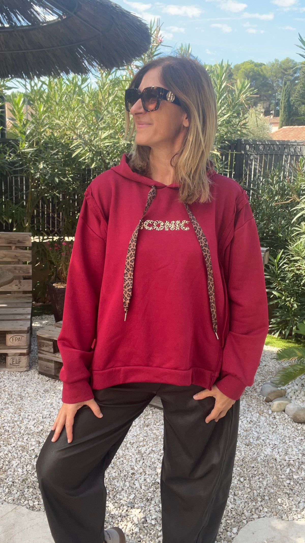 SWEAT A CAPUCHE ROUGE CERISE "ICONIC"