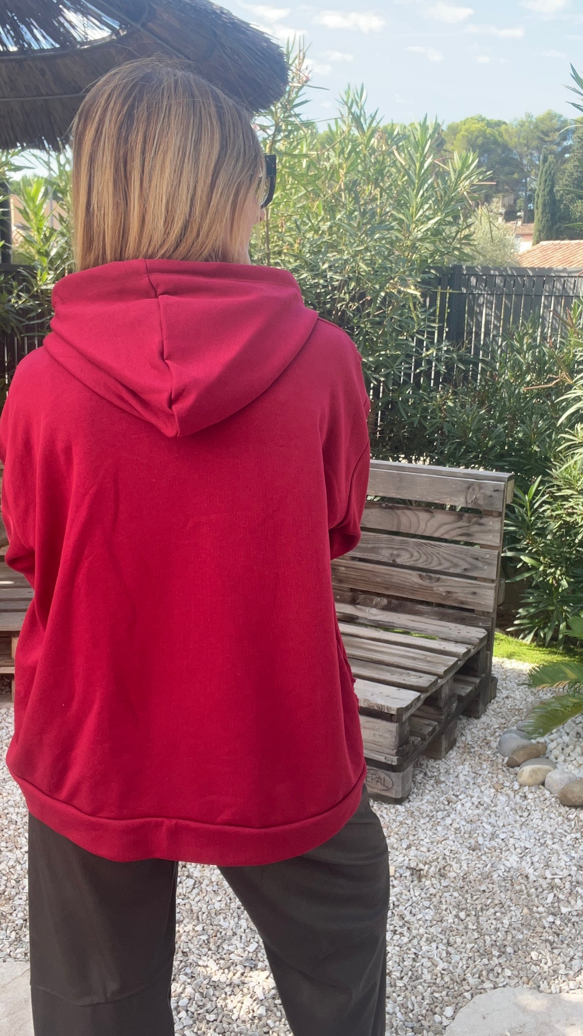 SWEAT A CAPUCHE ROUGE CERISE "ICONIC"