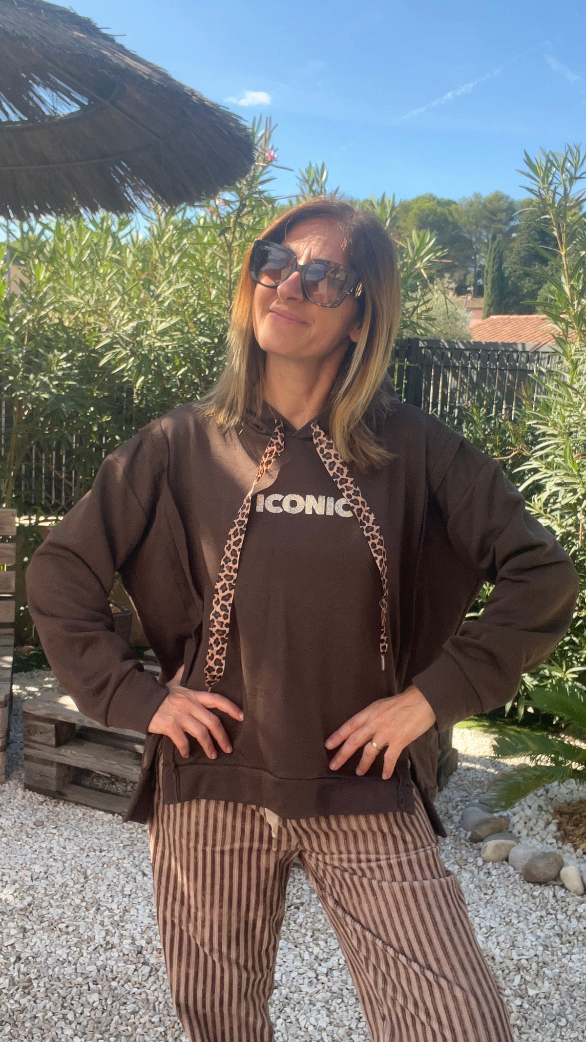 SWEAT A CAPUCHE CHOCOLAT "ICONIC"
