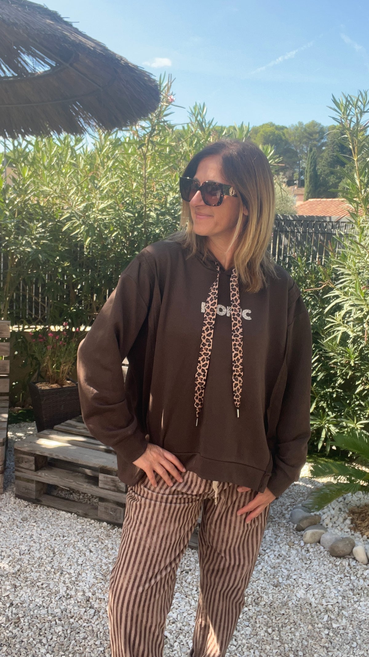 SWEAT A CAPUCHE CHOCOLAT "ICONIC"