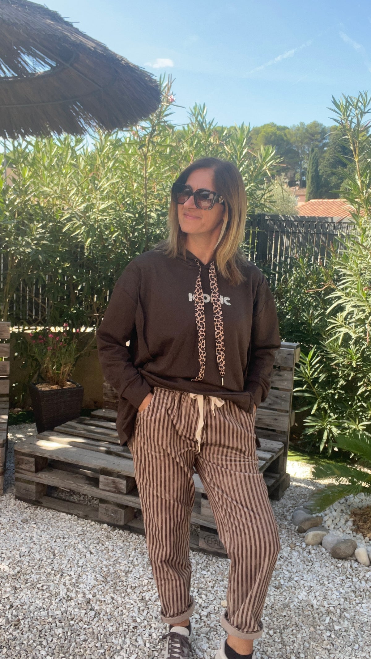 SWEAT A CAPUCHE CHOCOLAT "ICONIC"