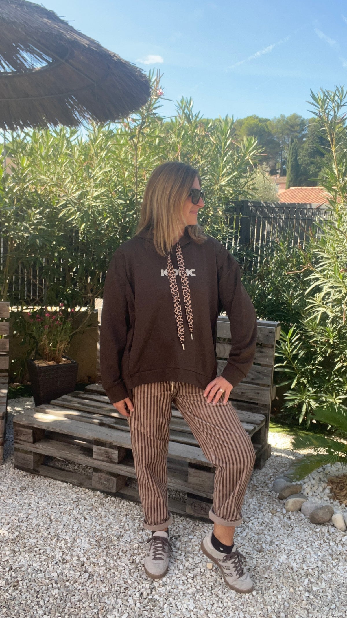 SWEAT A CAPUCHE CHOCOLAT "ICONIC"
