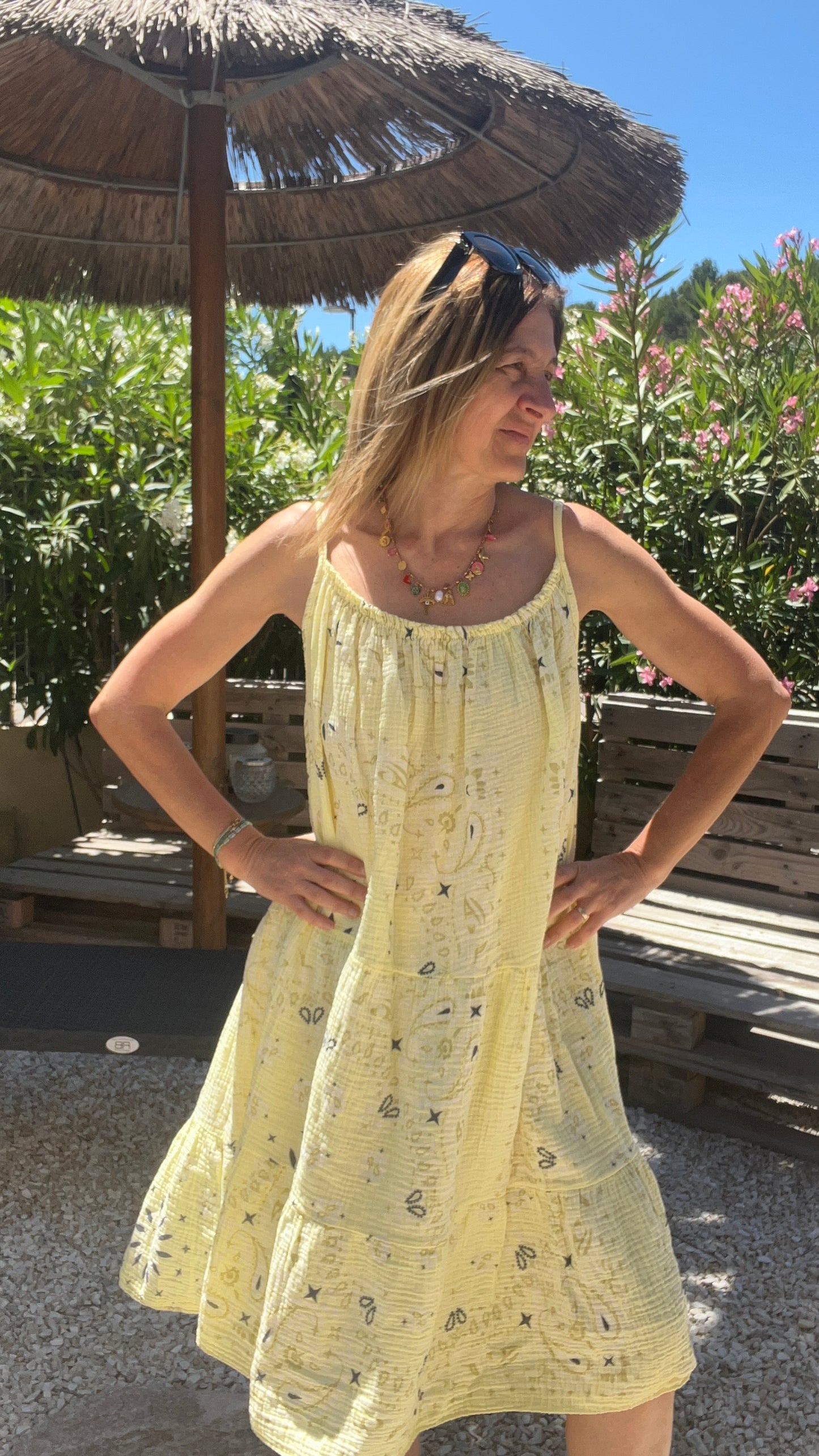 ROBE JAUNE PÂLE MI-LONGUE ROSE BANDANA