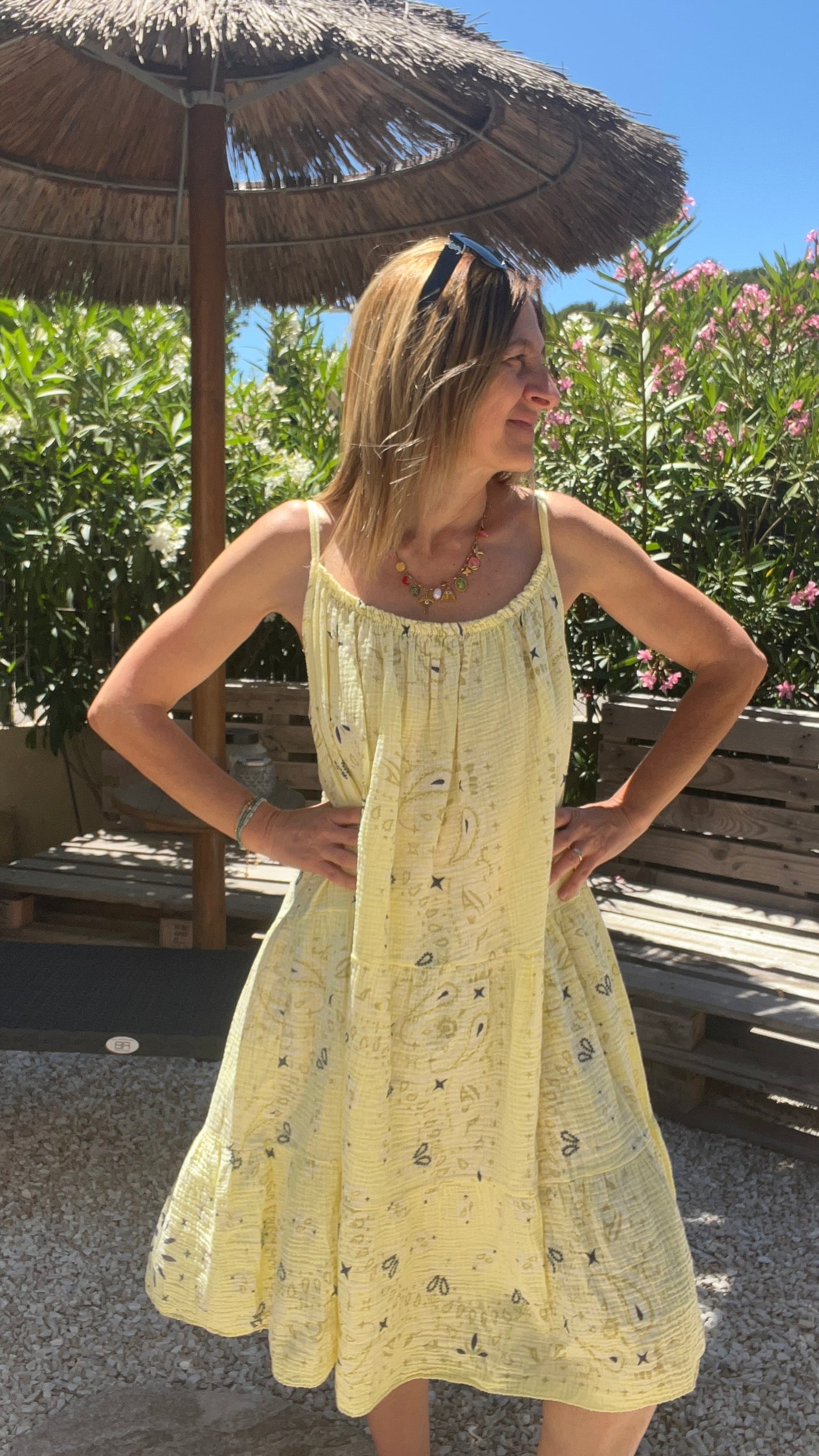 ROBE JAUNE PÂLE MI-LONGUE ROSE BANDANA