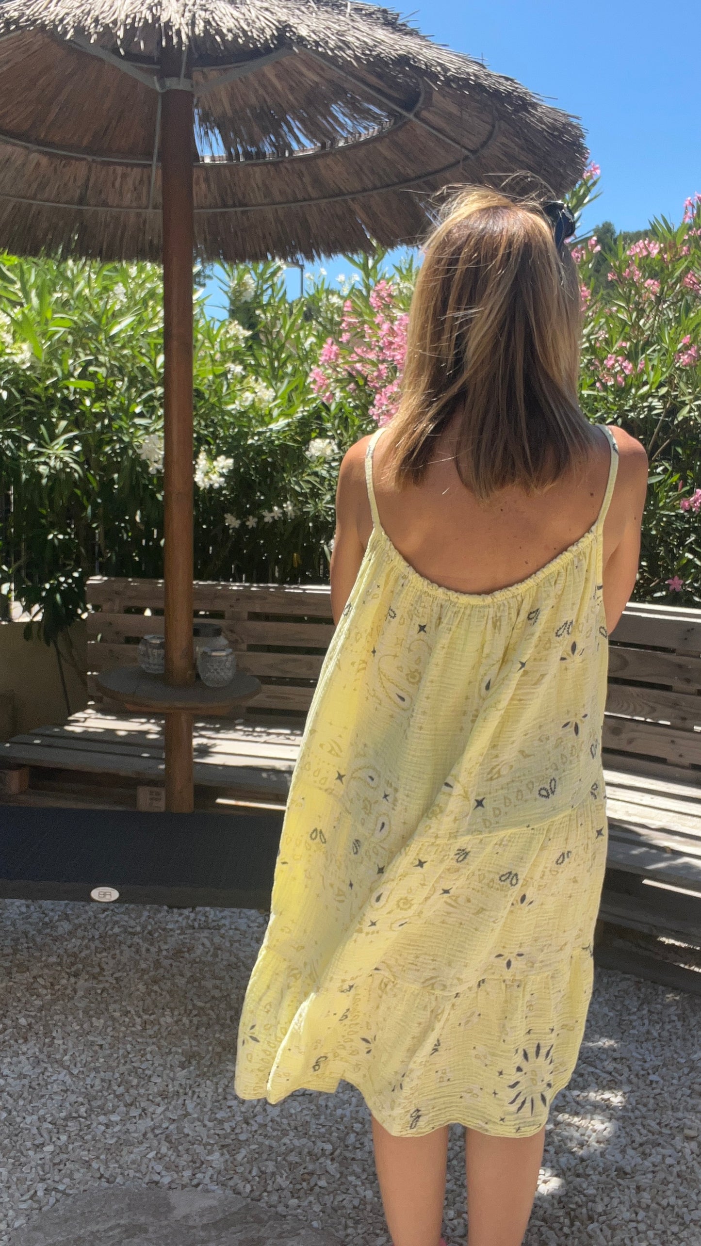ROBE JAUNE PÂLE MI-LONGUE ROSE BANDANA
