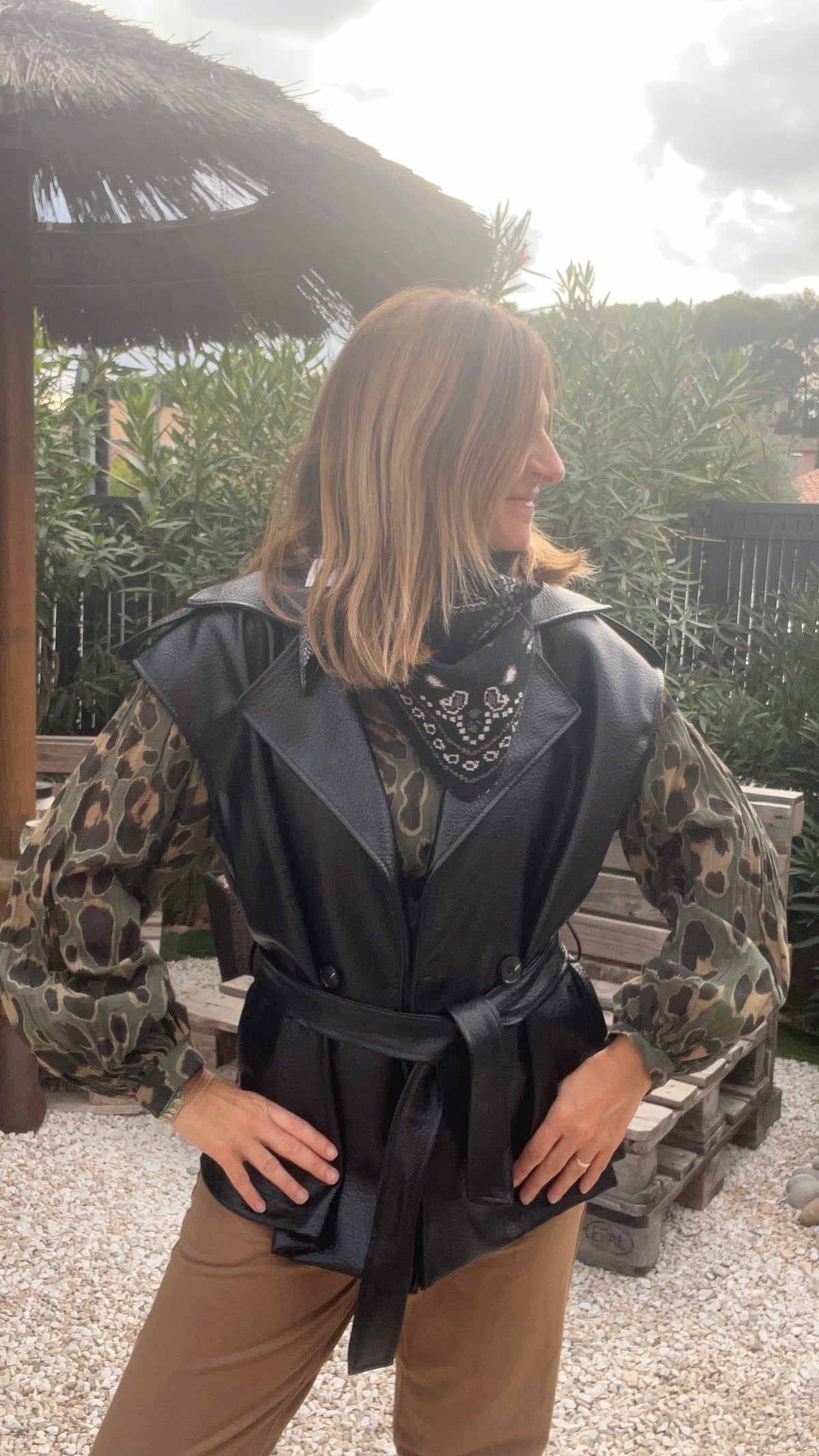VESTE SANS MANCHES FAÇON CUIR NOIR