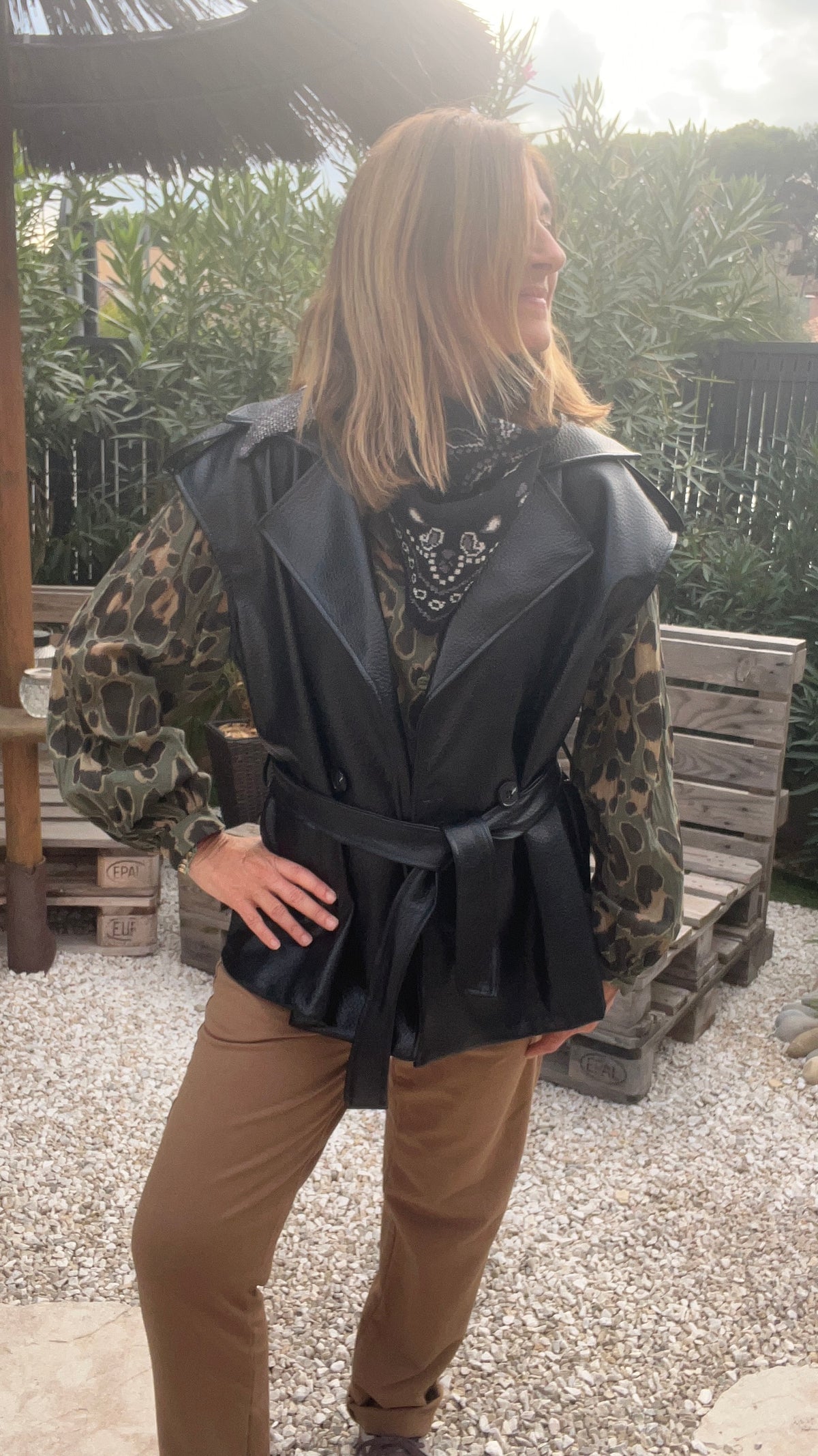 VESTE SANS MANCHES FAÇON CUIR NOIR