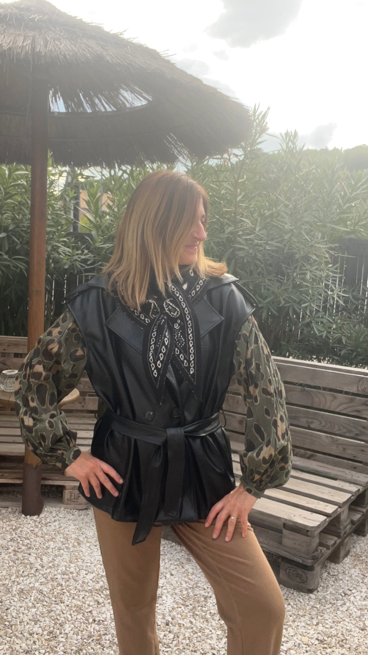 VESTE SANS MANCHES FAÇON CUIR NOIR