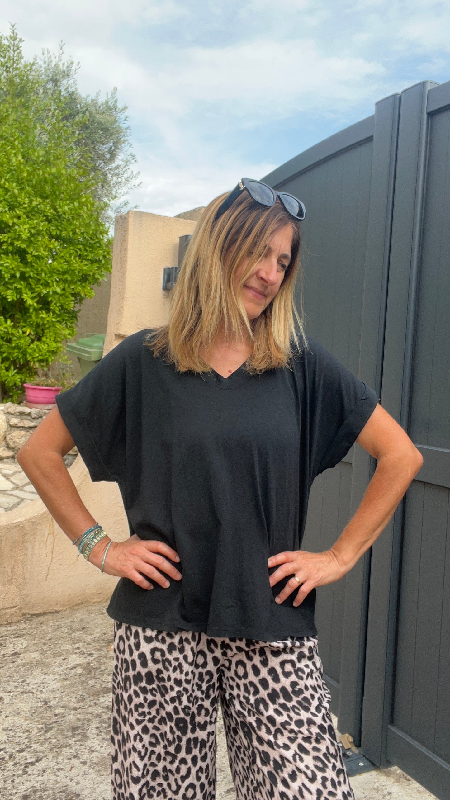 TEE-SHIRT NOIR COL EN V