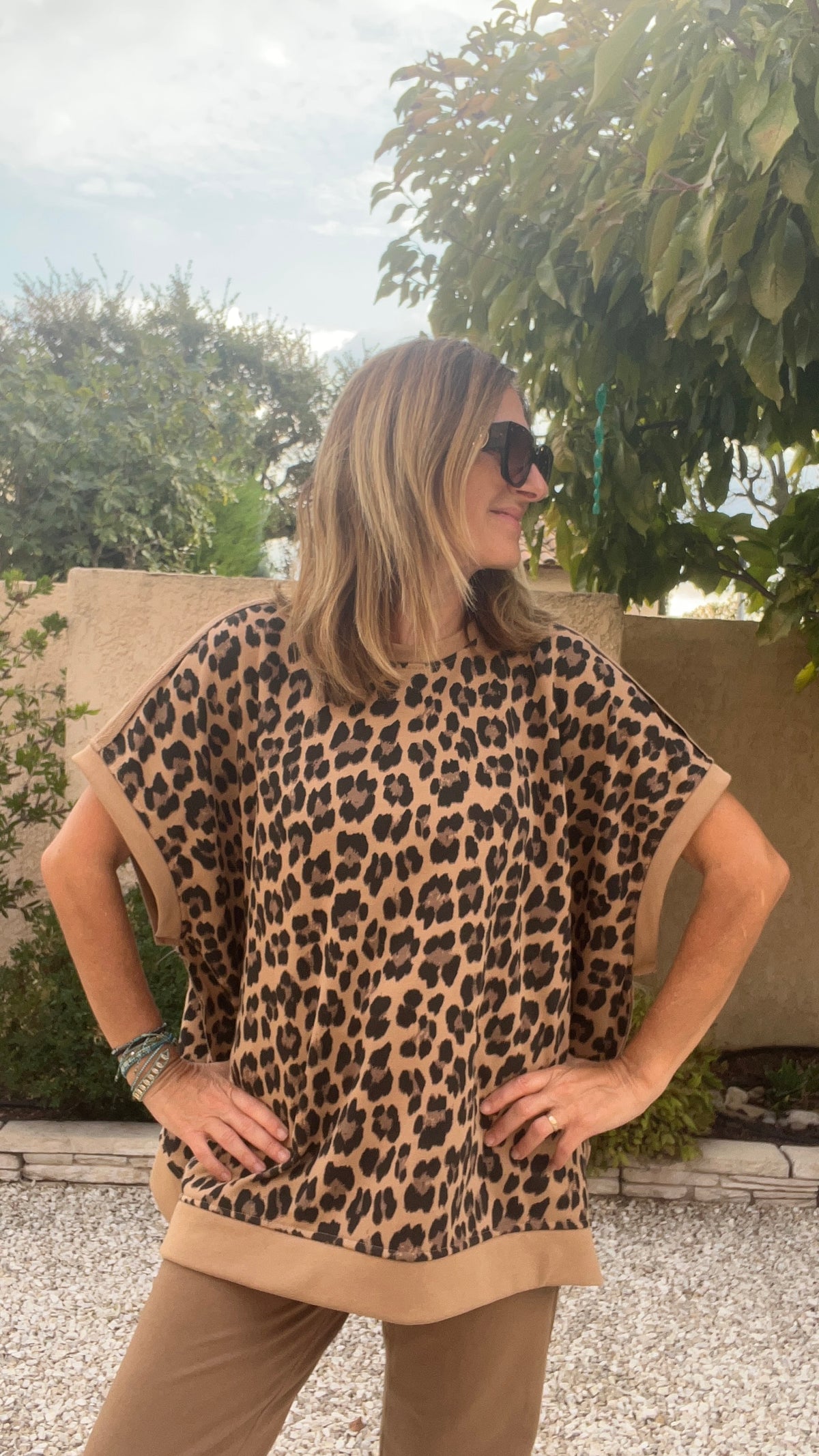 SWEAT LEOPARD CAMEL/NOIR SANS MANCHES OVERSIZE