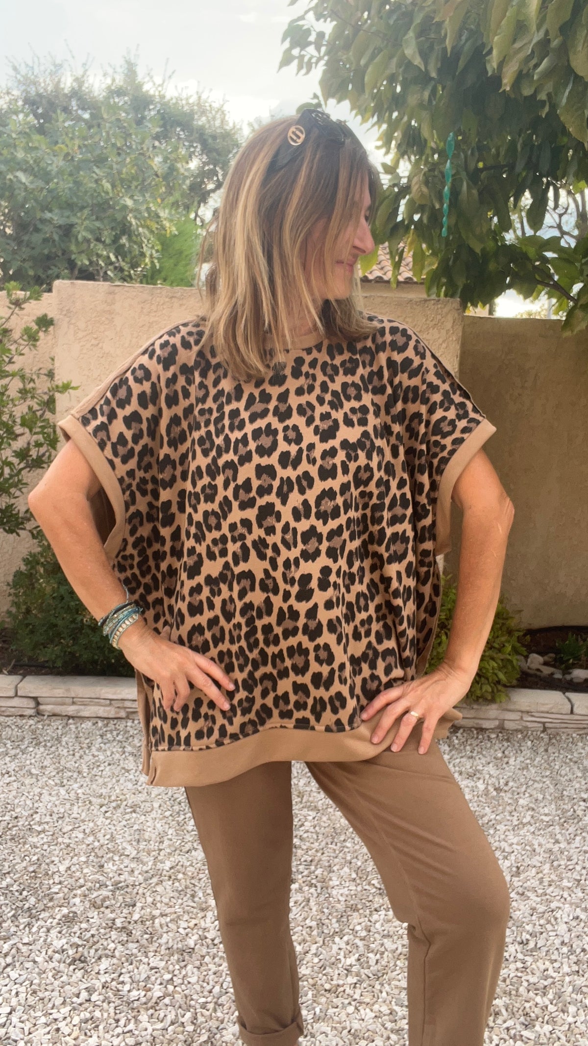 SWEAT LEOPARD CAMEL/NOIR SANS MANCHES OVERSIZE