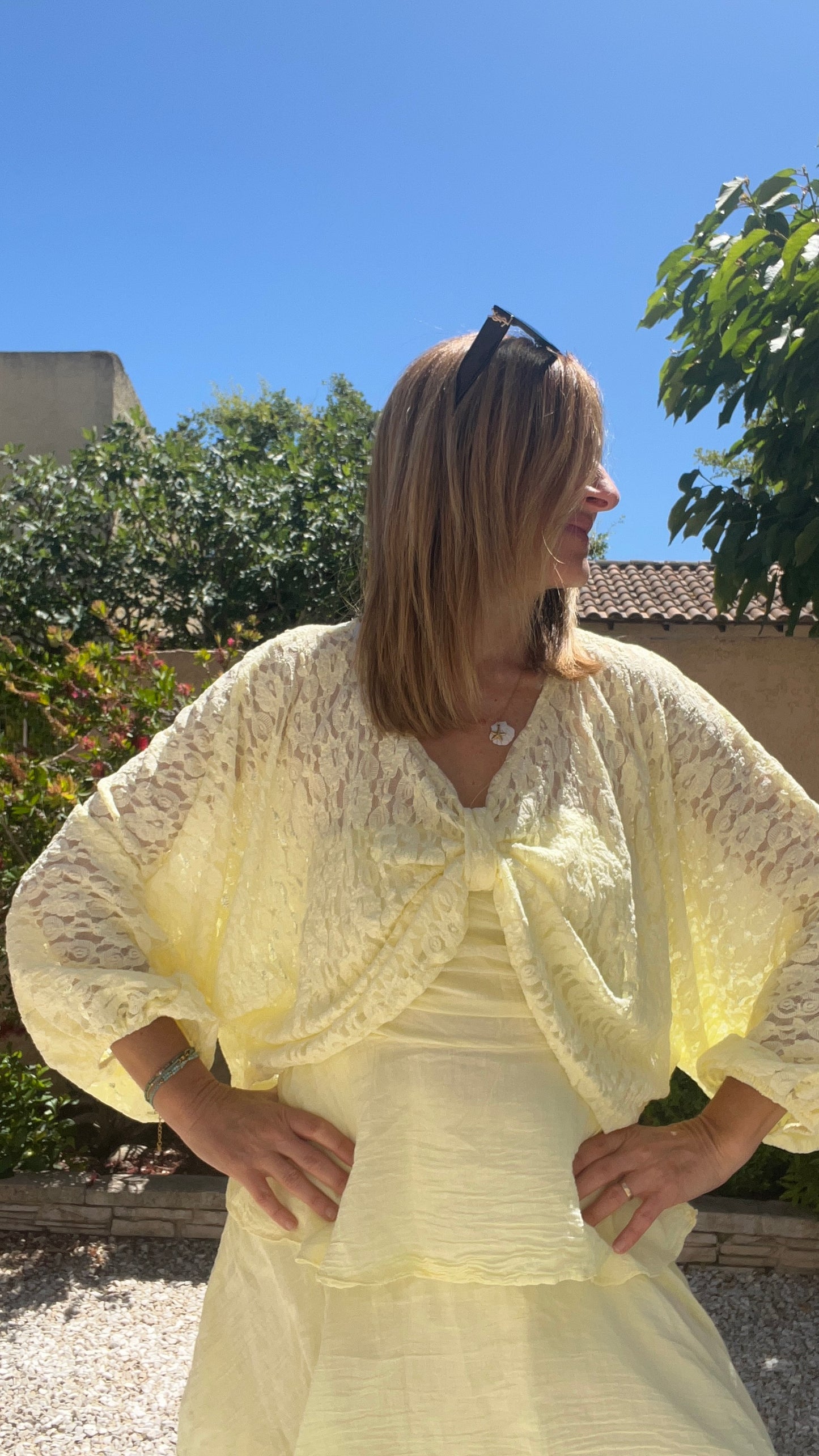 CROP TOP DENTELLE JAUNE MANCHES LONGUES