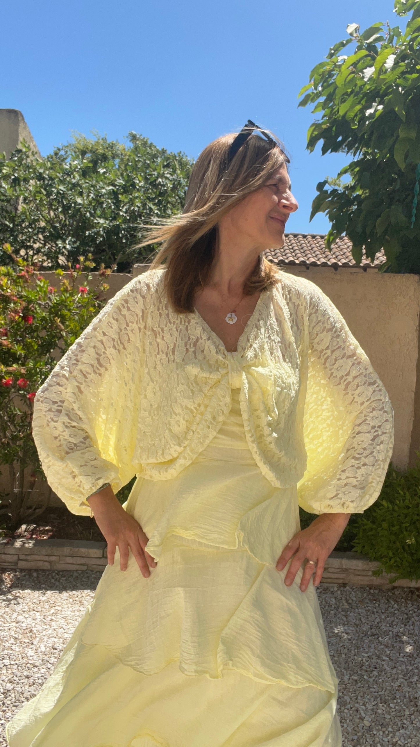 CROP TOP DENTELLE JAUNE MANCHES LONGUES