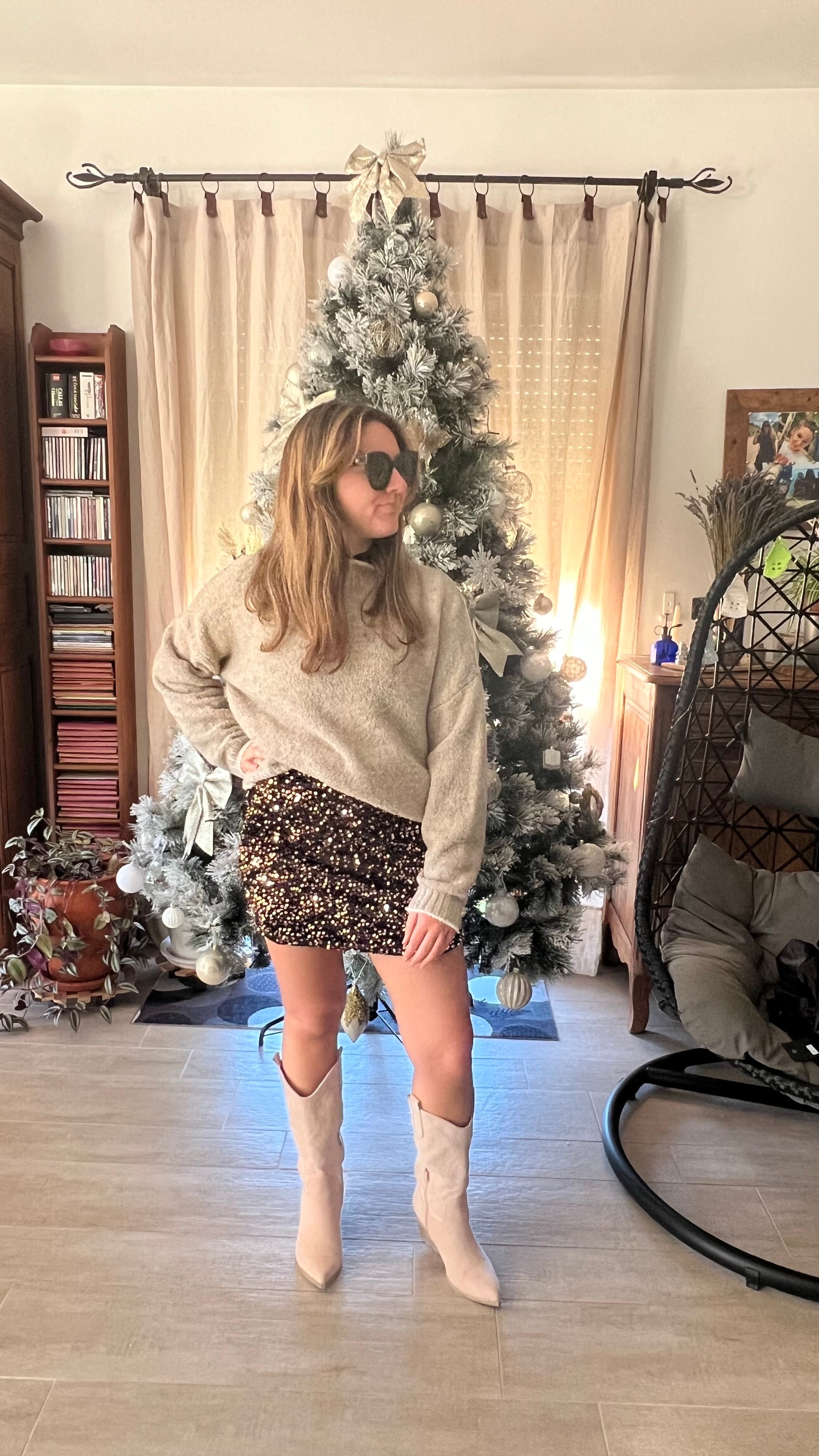 Jupe courte noire à sequins dorée Lou