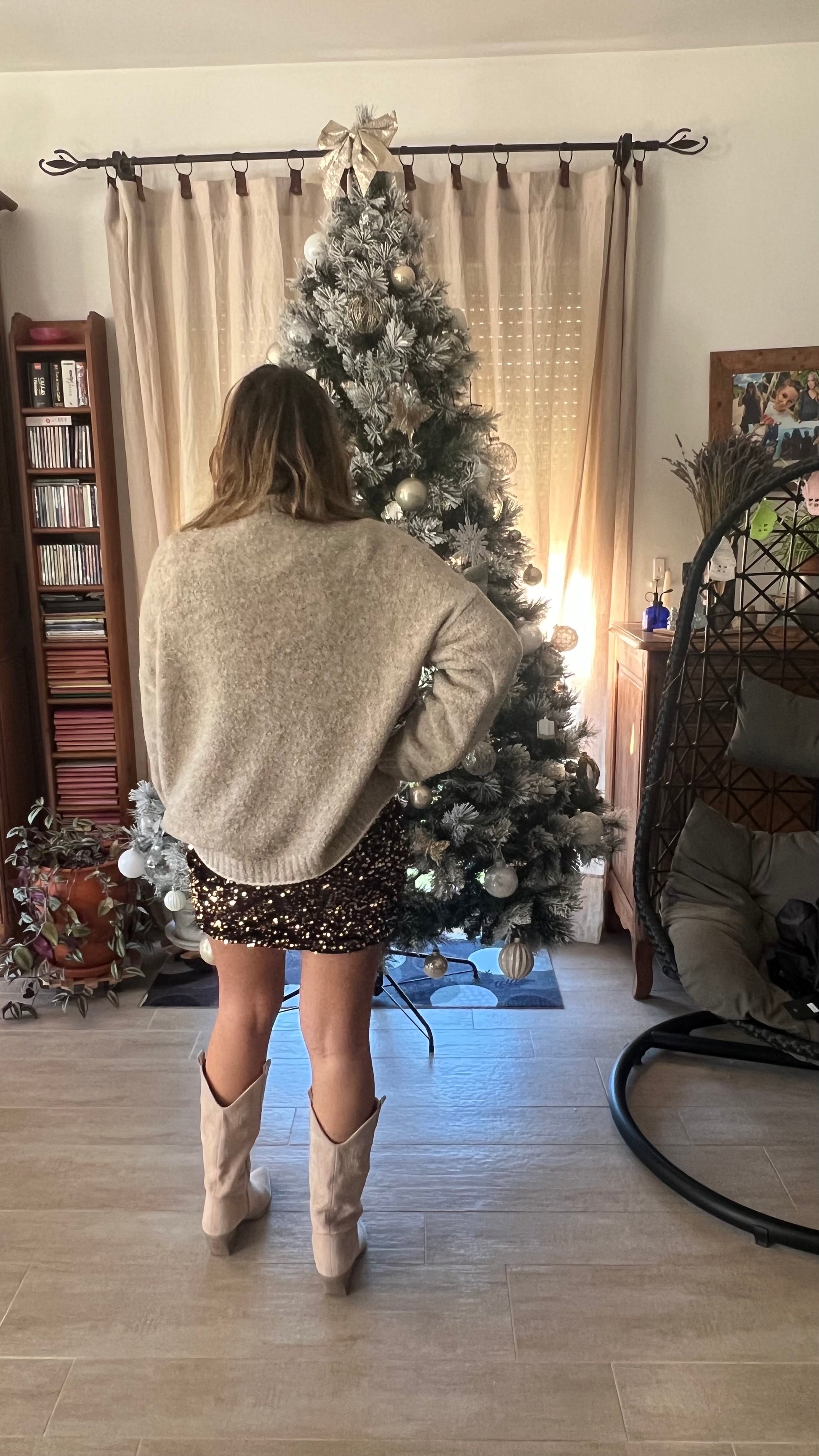 Jupe courte noire à sequins dorée Lou dos