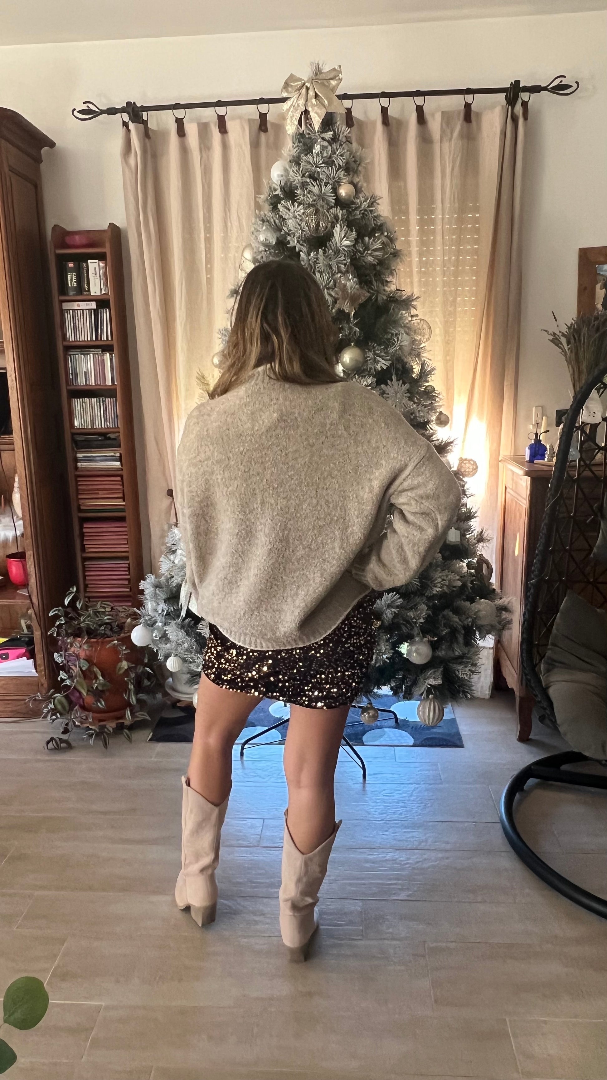 Jupe courte noire à sequins dorée Lou dos droit