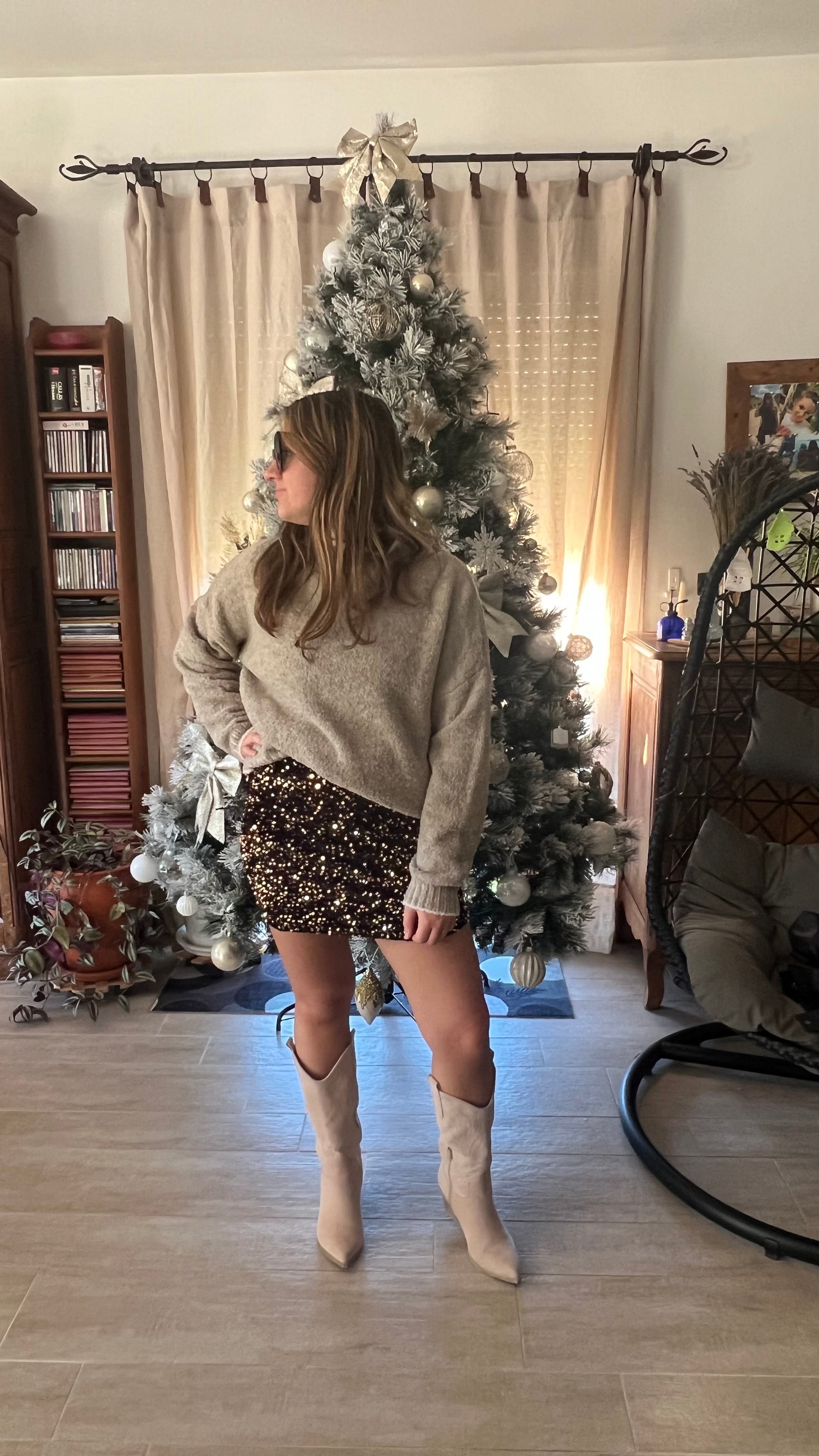 Jupe courte noire à sequins dorée Lou genou plié