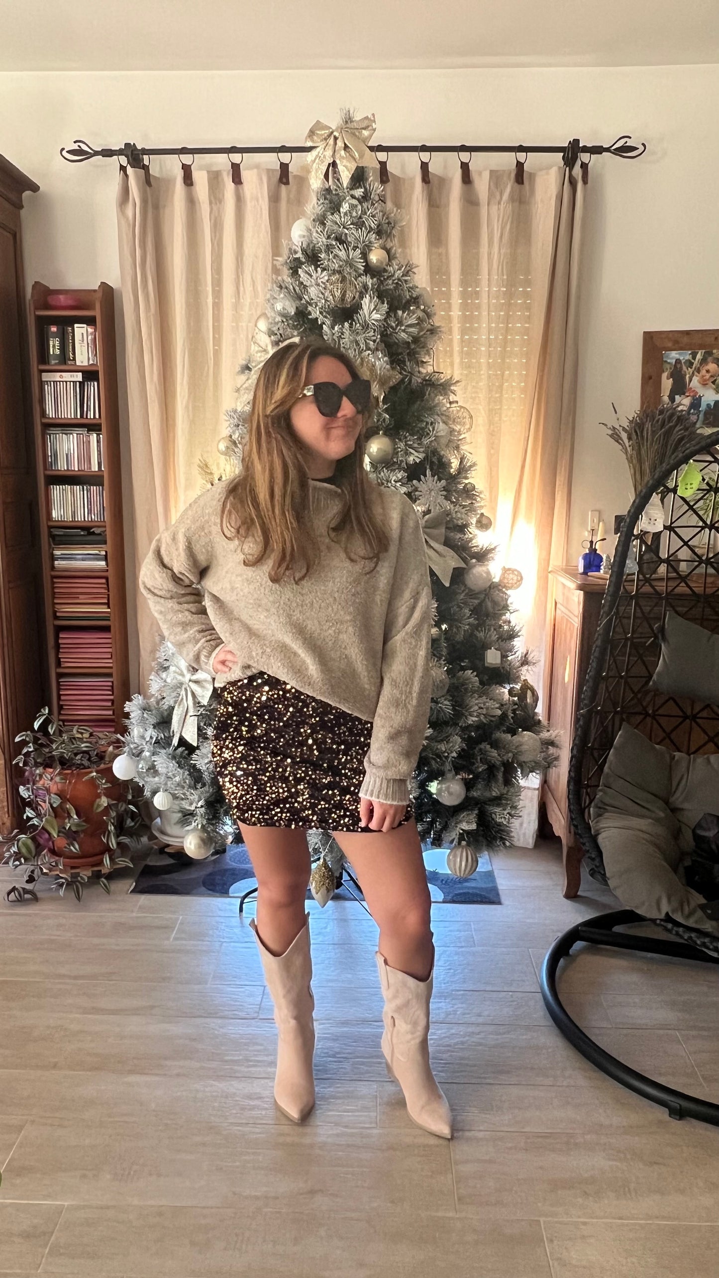 Jupe courte noire à sequins dorée Lou main