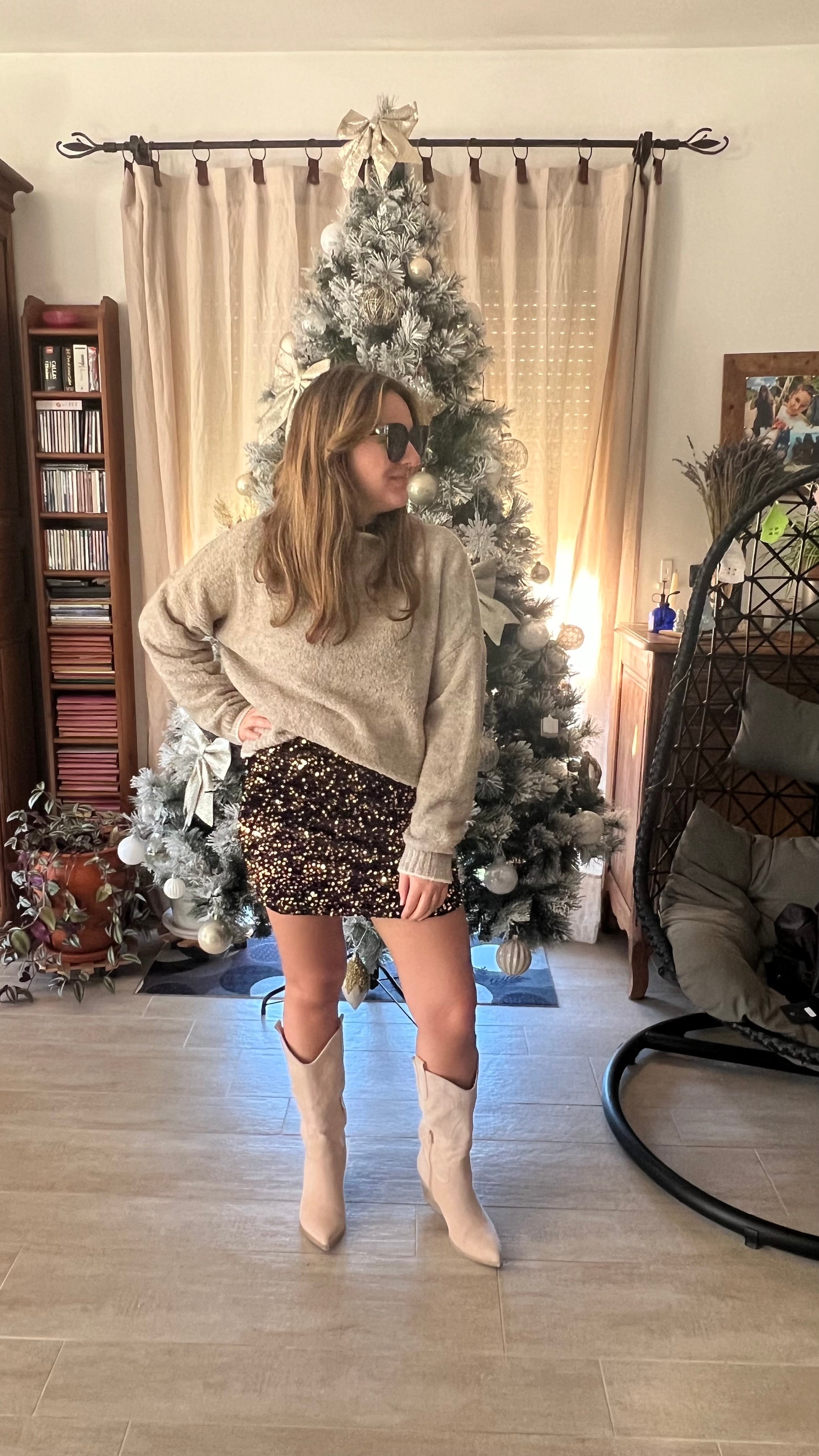 Jupe courte noire à sequins dorée Lou avec un pull