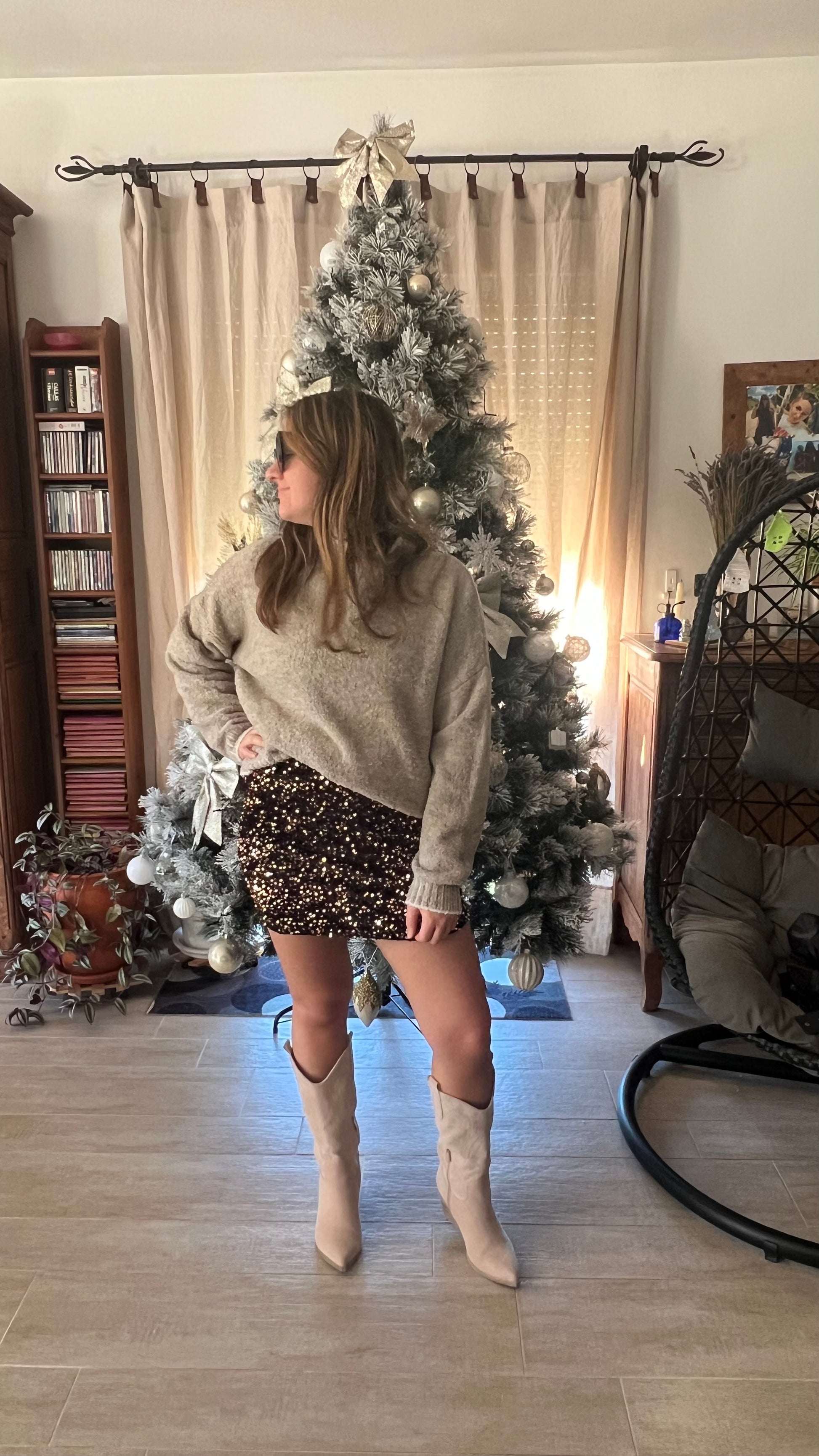 Jupe courte noire à sequins dorée Lou avec pull dans la jupe