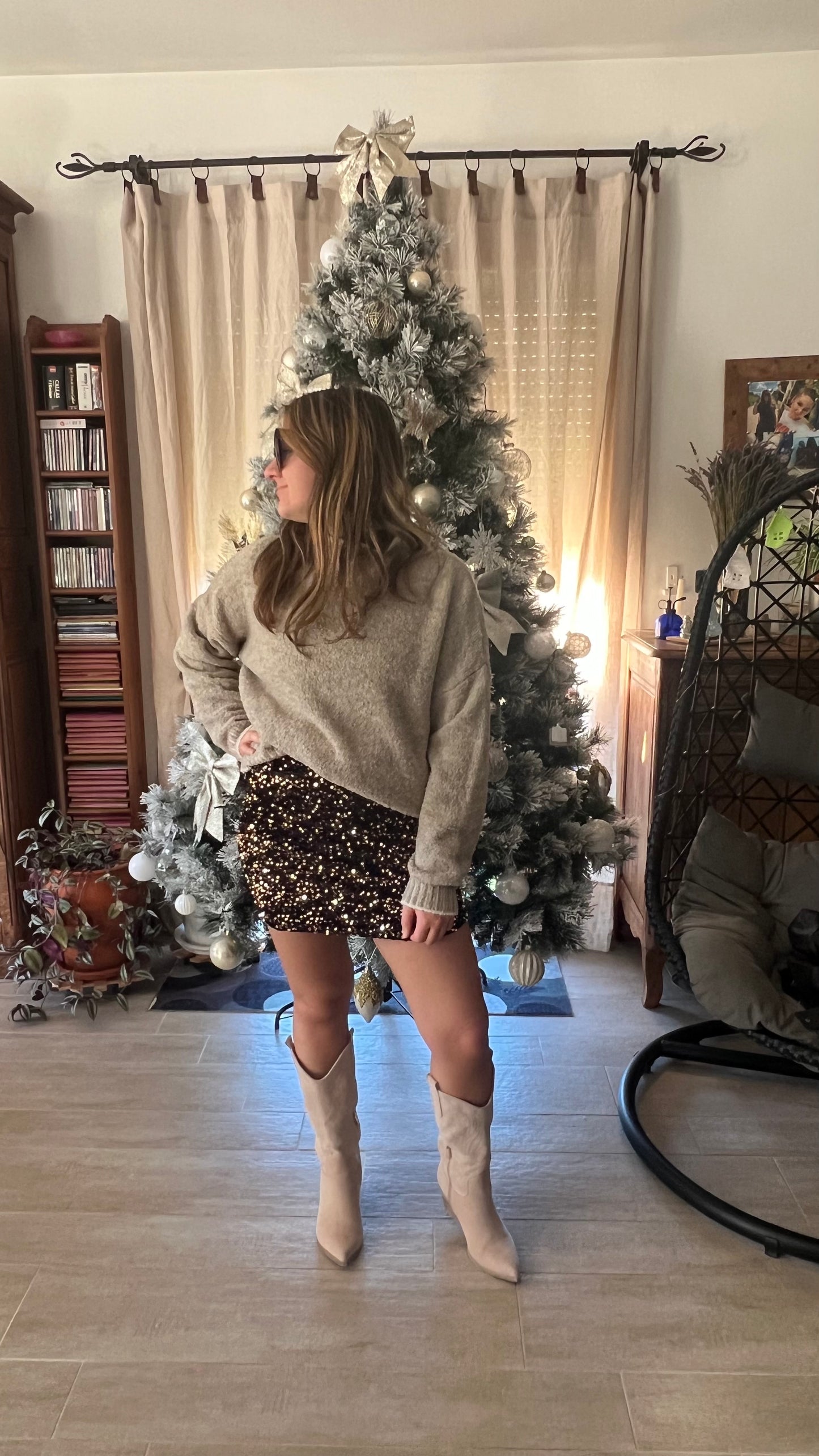 Jupe courte noire à sequins dorée Lou avec des santiags