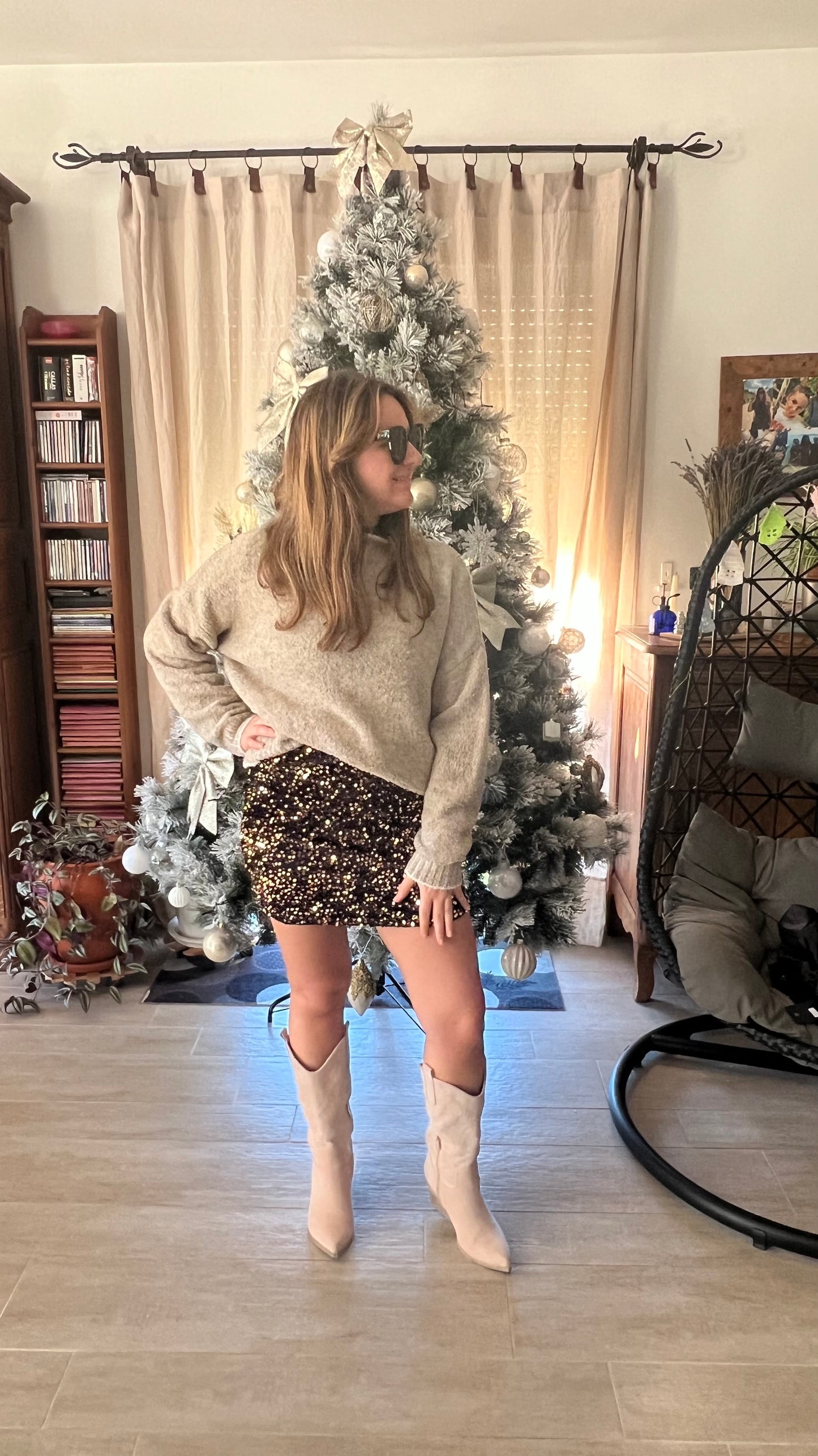 Jupe courte noire à sequins dorée Lou devant le sapin