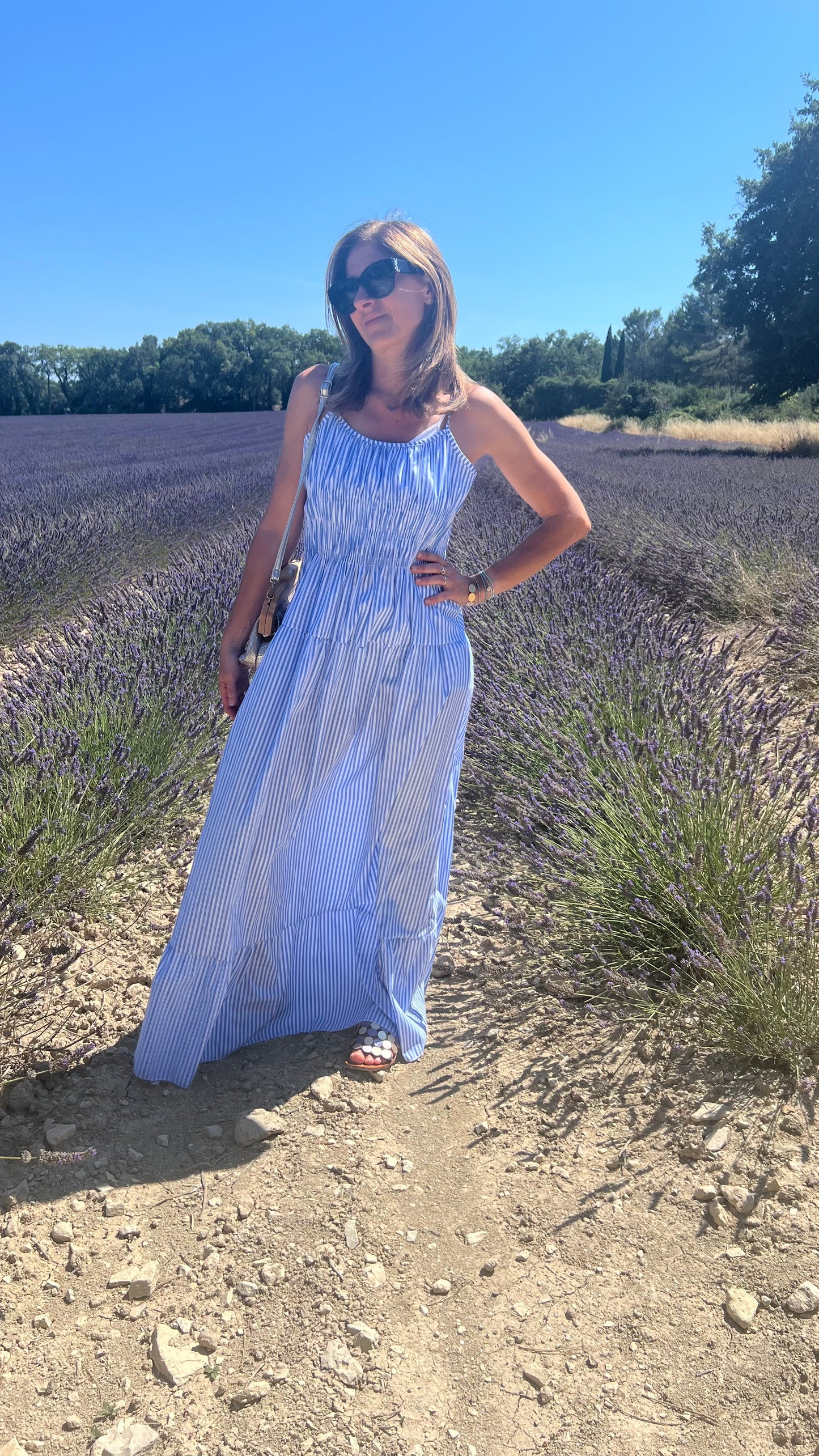 Robe Lydia à rayures bleues et blanches côté