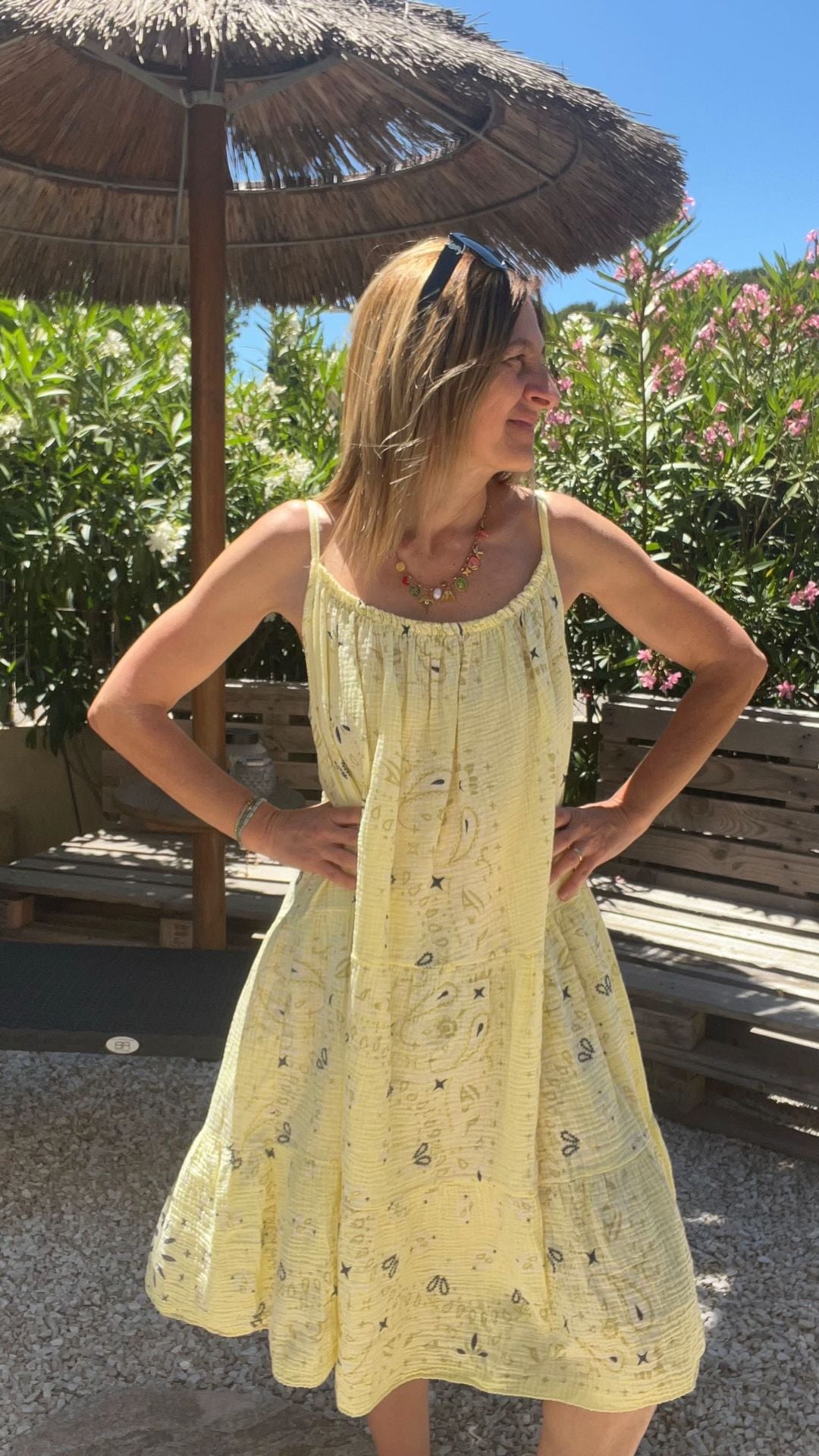 ROBE JAUNE PÂLE MI-LONGUE ROSE BANDANA
